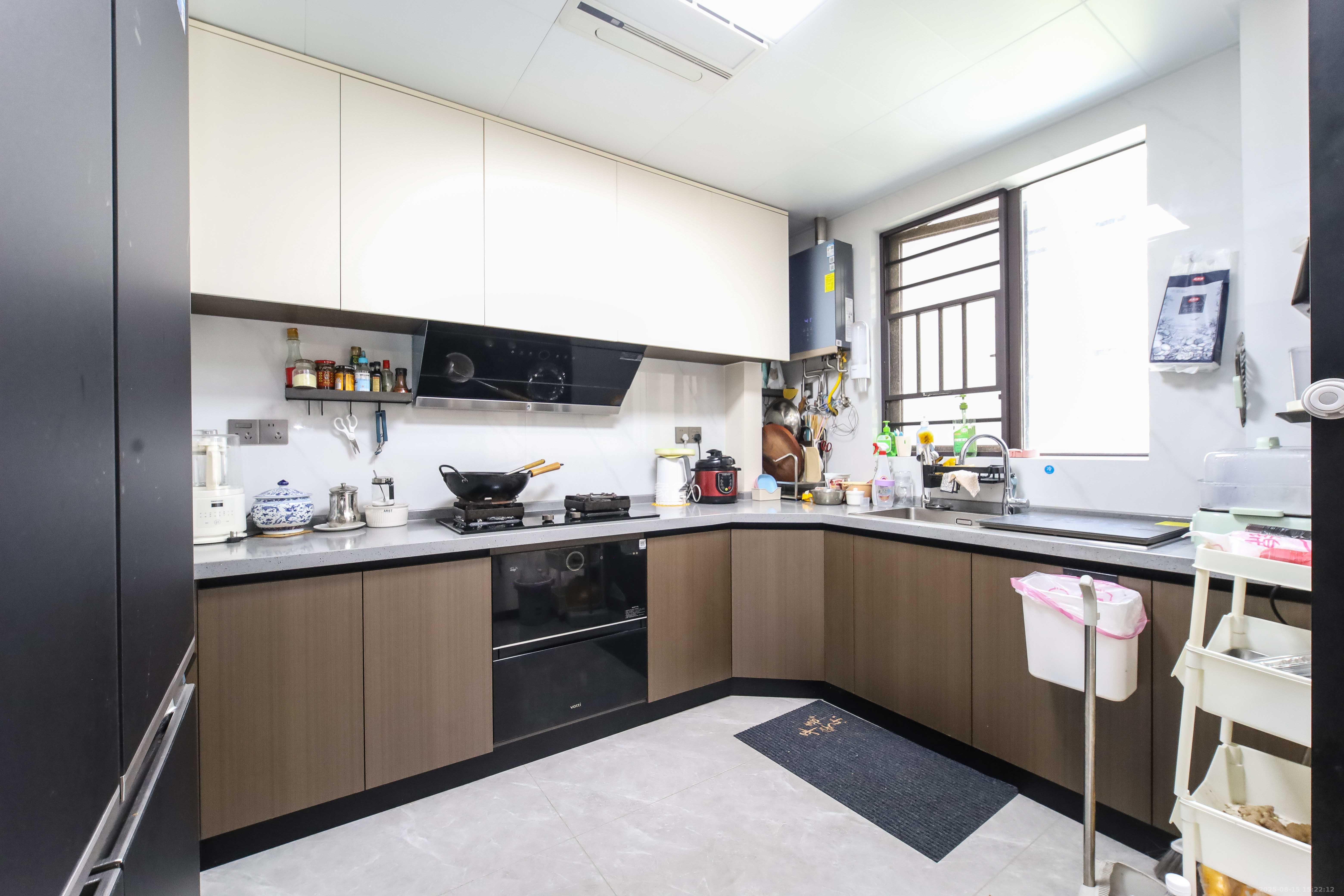 德奥悦东方  4室2厅2卫    260.0万厨房