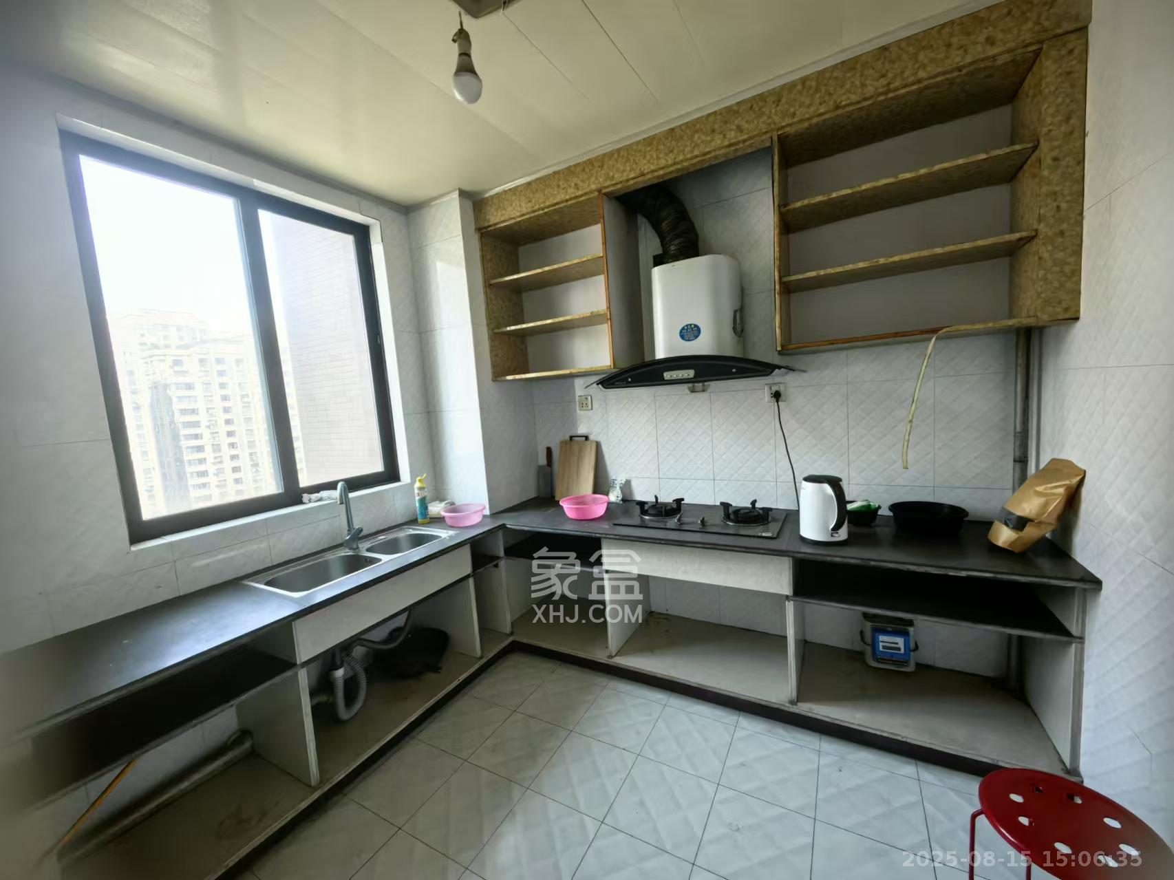 三一街区  4室2厅2卫    2400.0元/月室内图