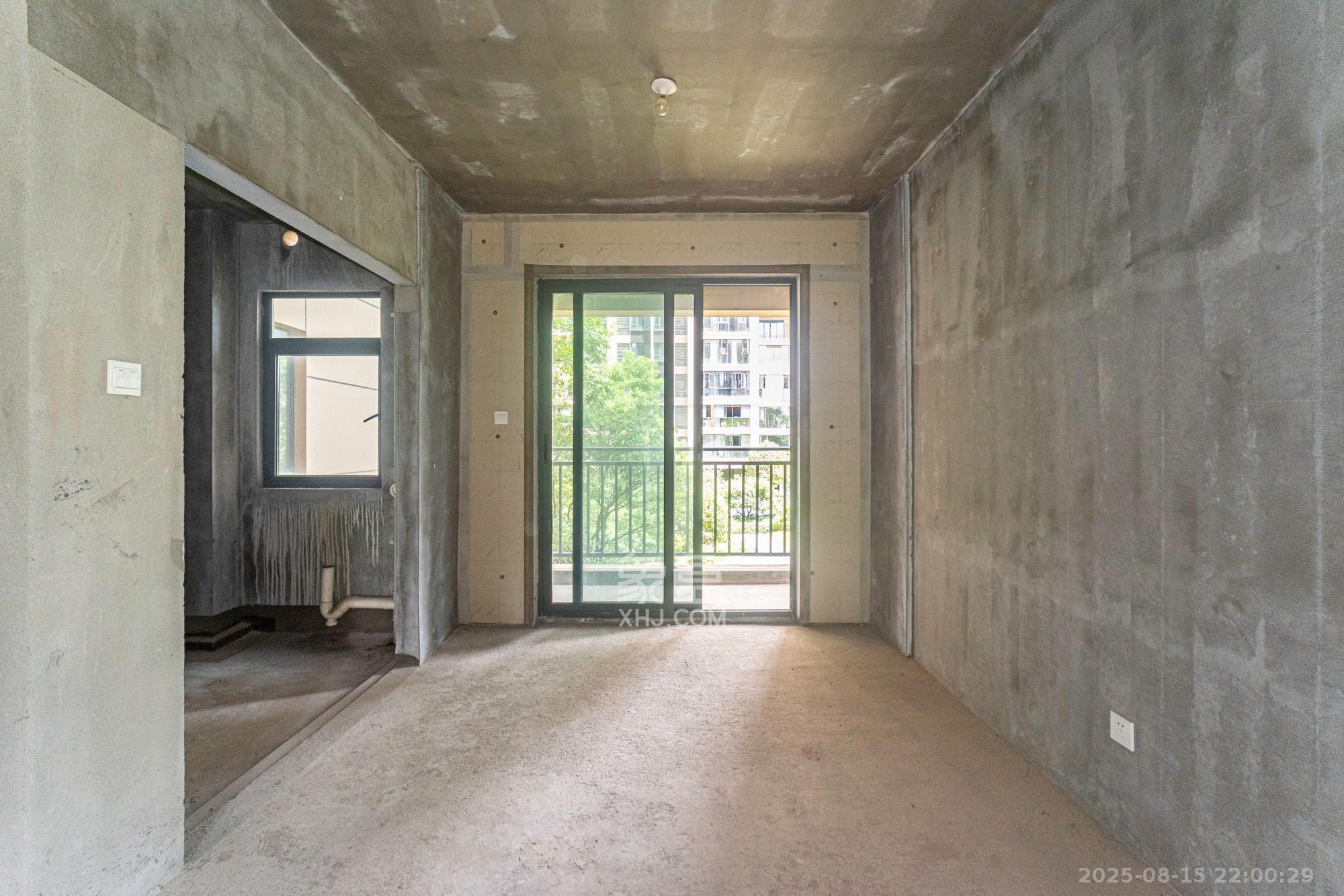 日盛湖湘花苑  4室2厅2卫    90.0万 日盛湖湘花苑  4室2厅2卫    90.0万客厅