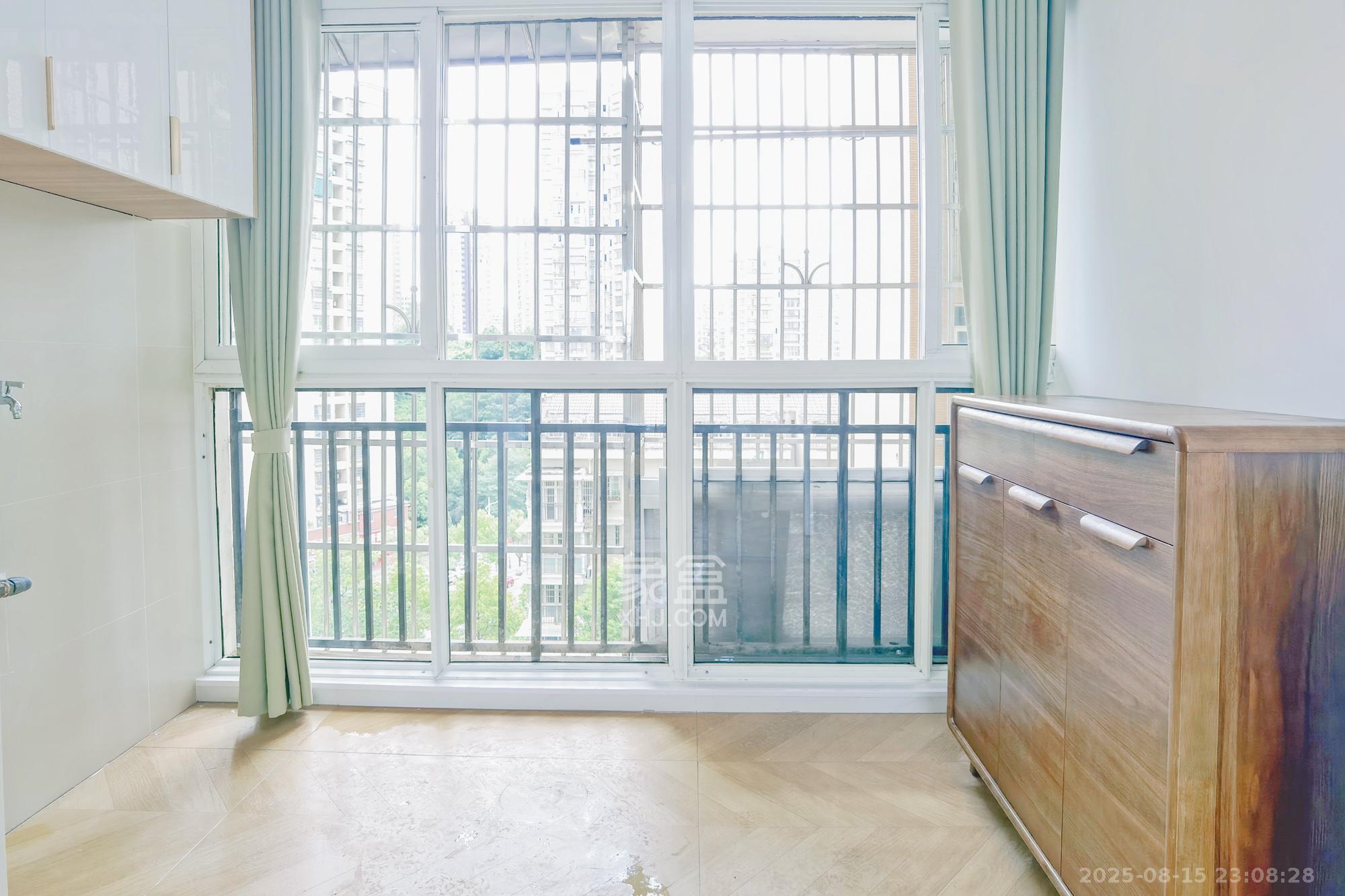 新诚小区 3室2厅1卫 59.8万 新诚小区 3室2厅1卫 59.8万阳台