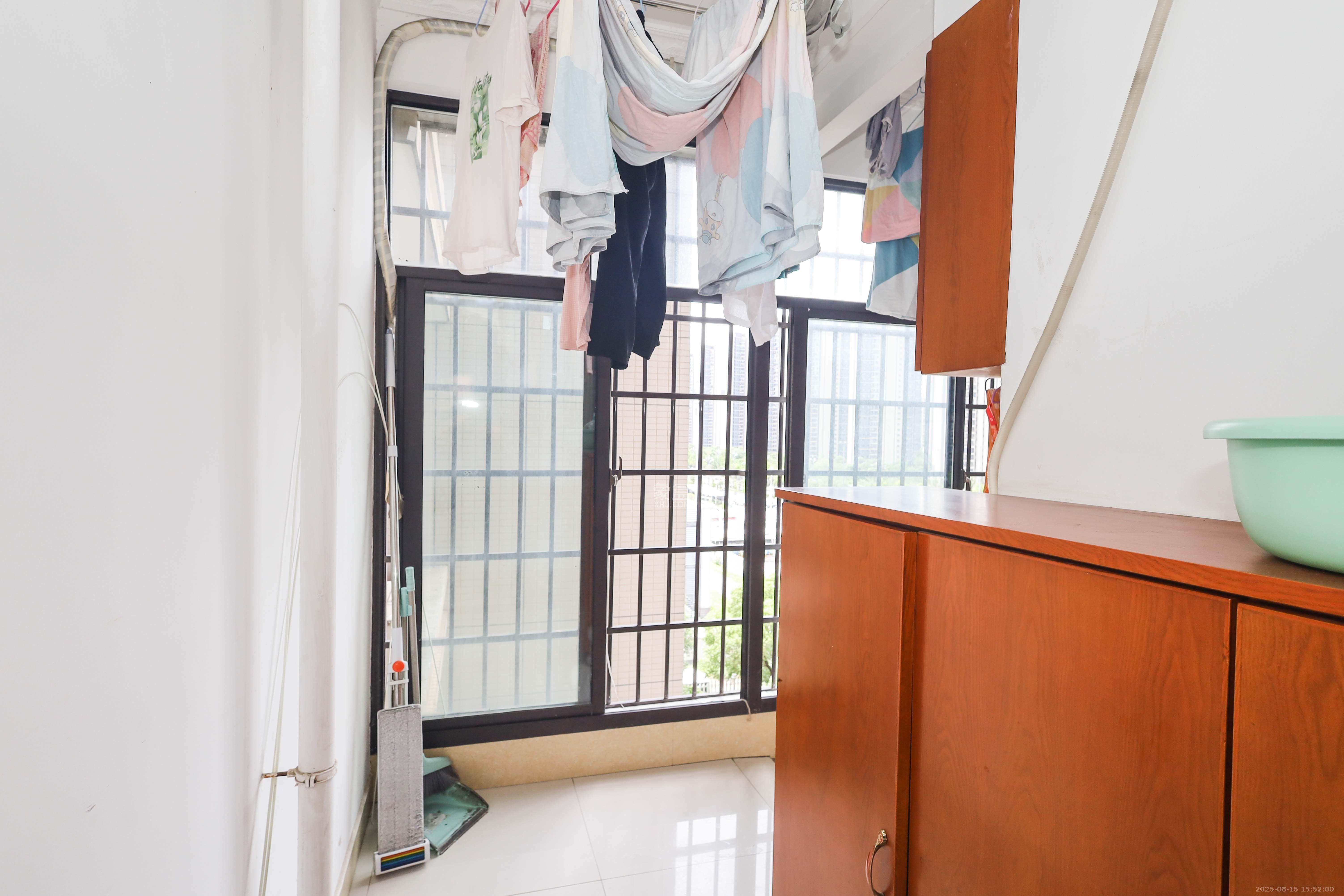 麓谷星辰  4室2厅2卫    120.0万 麓谷星辰  4室2厅2卫    120.0万阳台