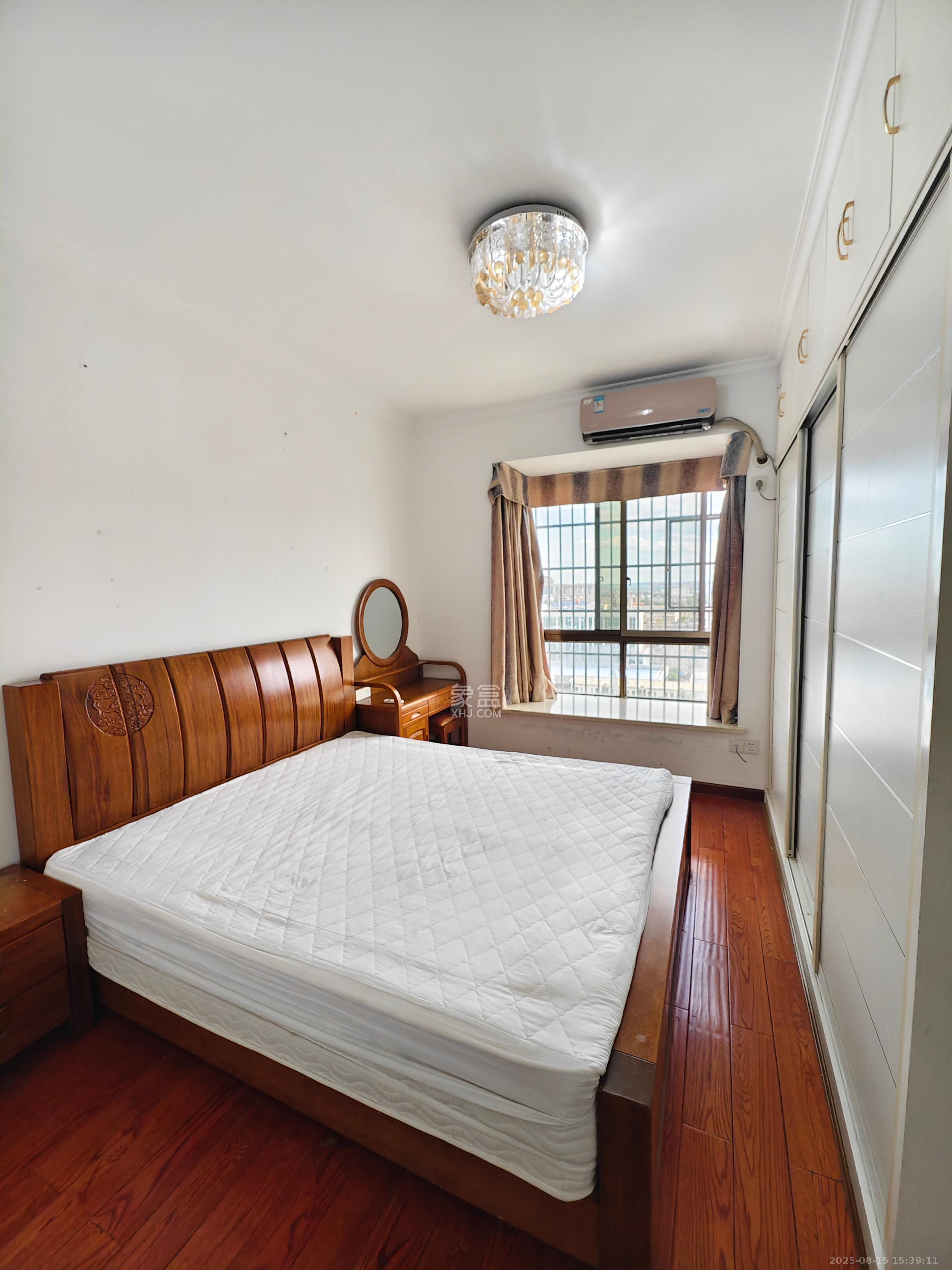 和泉嘉园  3室2厅2卫    2000.0元/月室内图