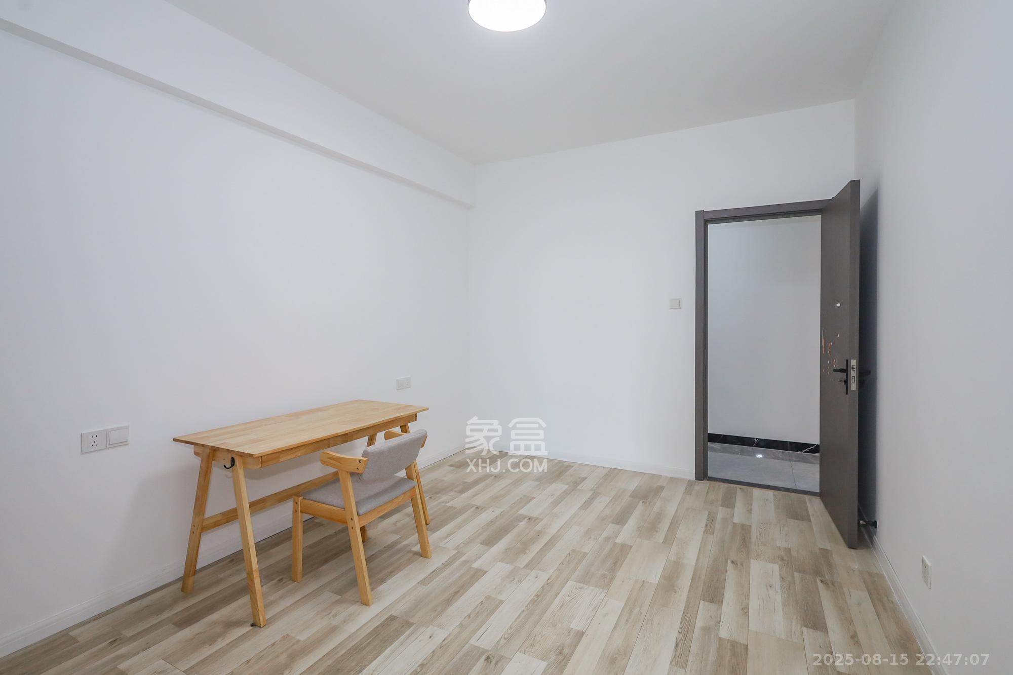 八方小区C区  4室2厅2卫    498.0万 八方小区C区  4室2厅2卫    498.0万卧室