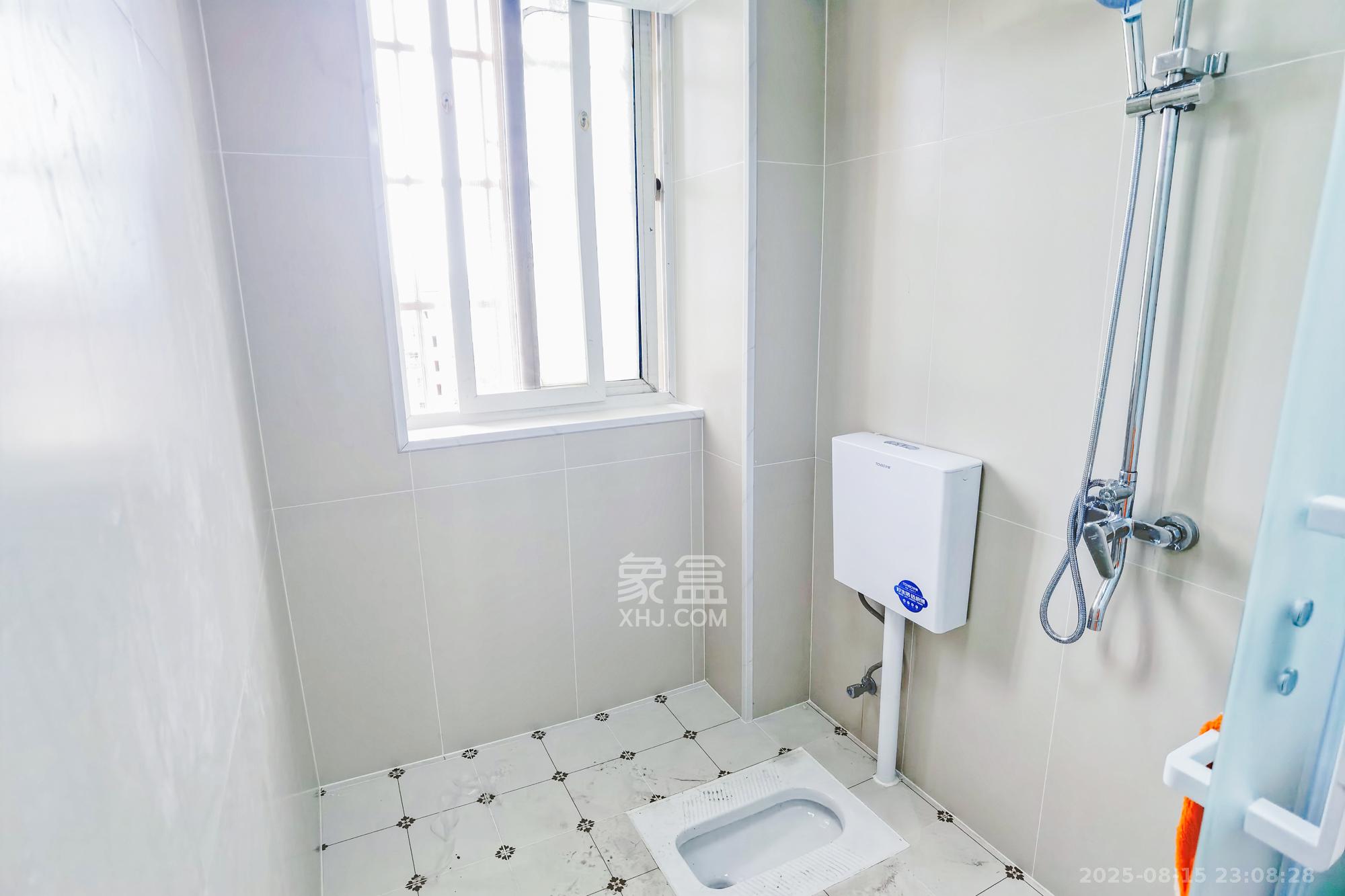 新诚小区 3室2厅1卫 59.8万 新诚小区 3室2厅1卫 59.8万卫生间