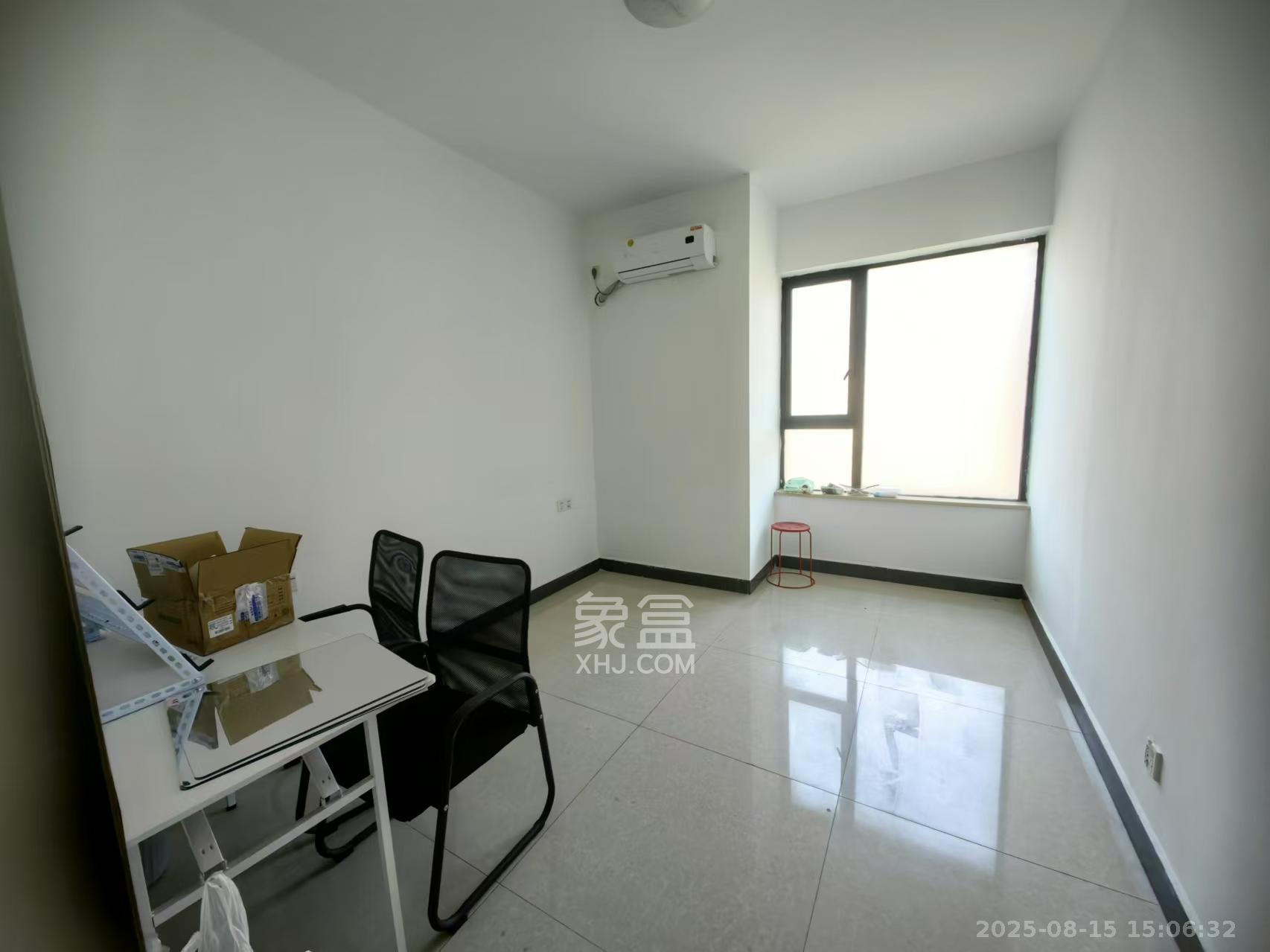 三一街区  4室2厅2卫    2400.0元/月室内图