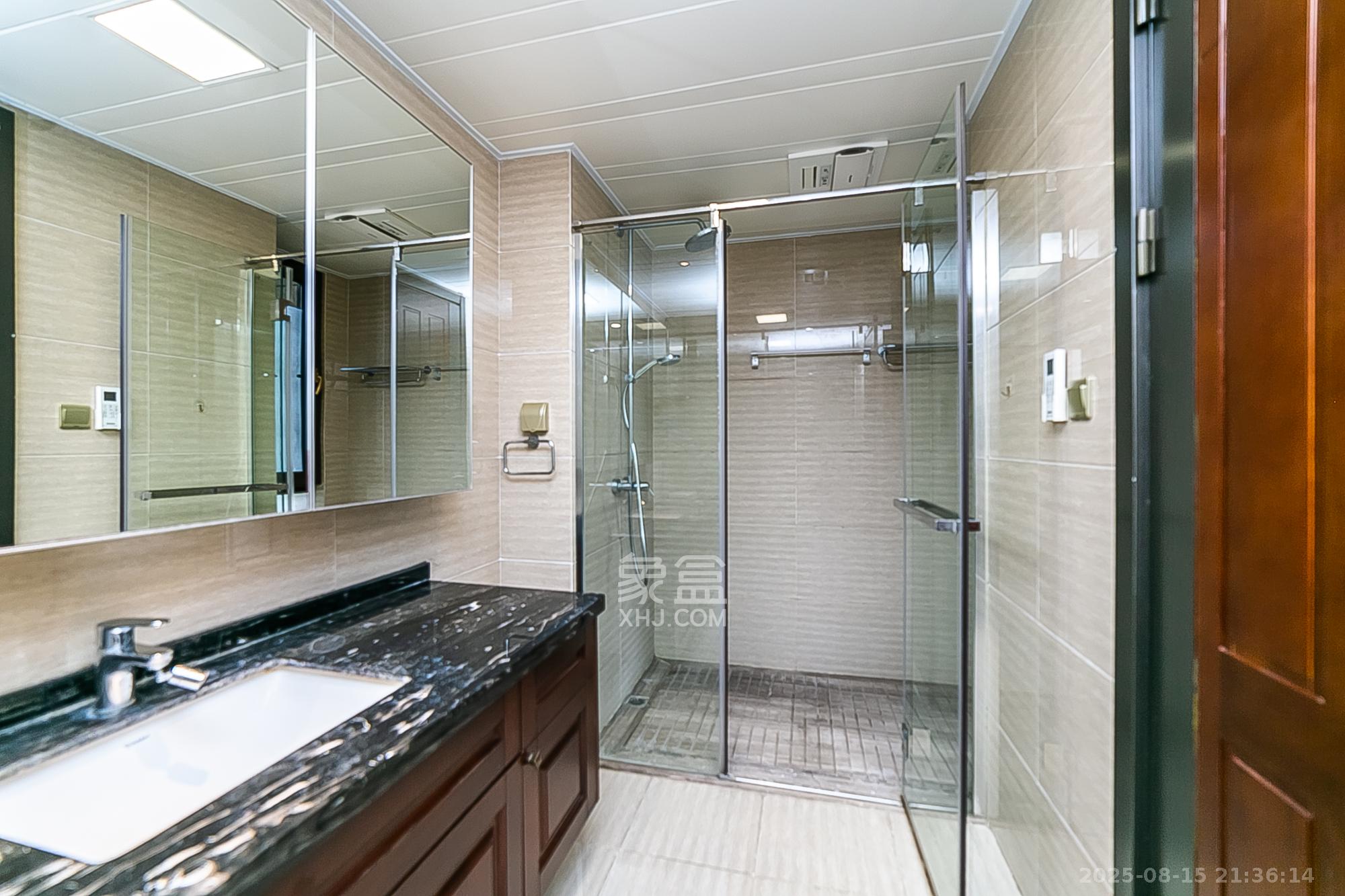 万科紫台  3室2厅2卫    228.0万卫生间