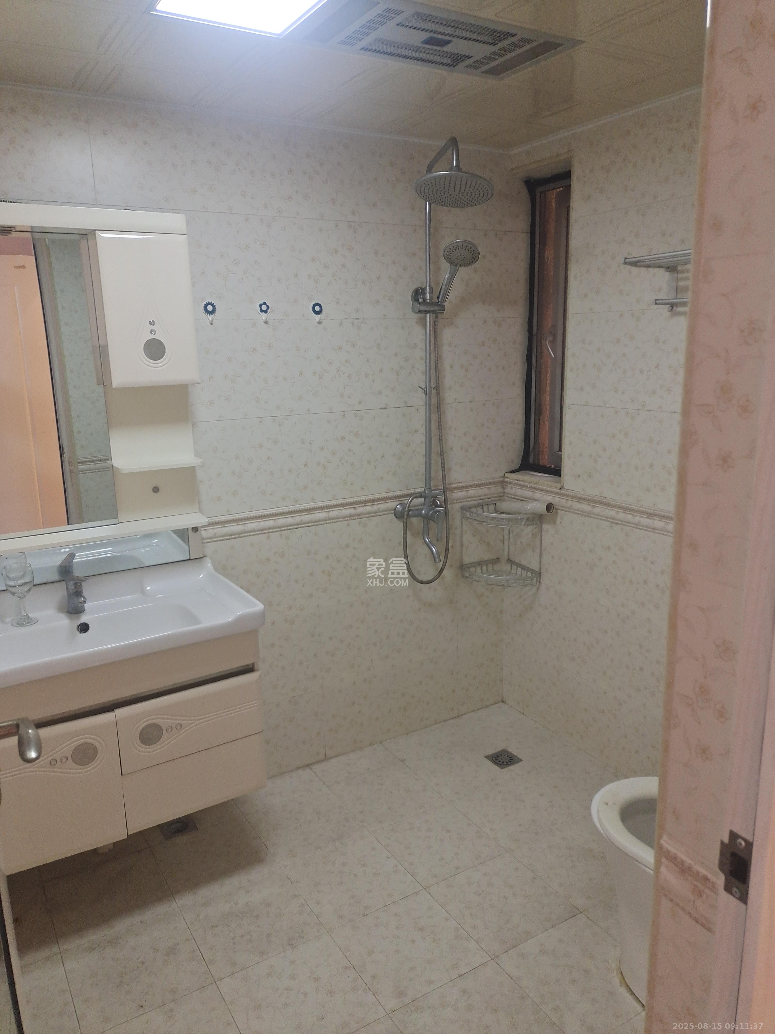 保利香槟国际  3室2厅2卫    2000.0元/月室内图