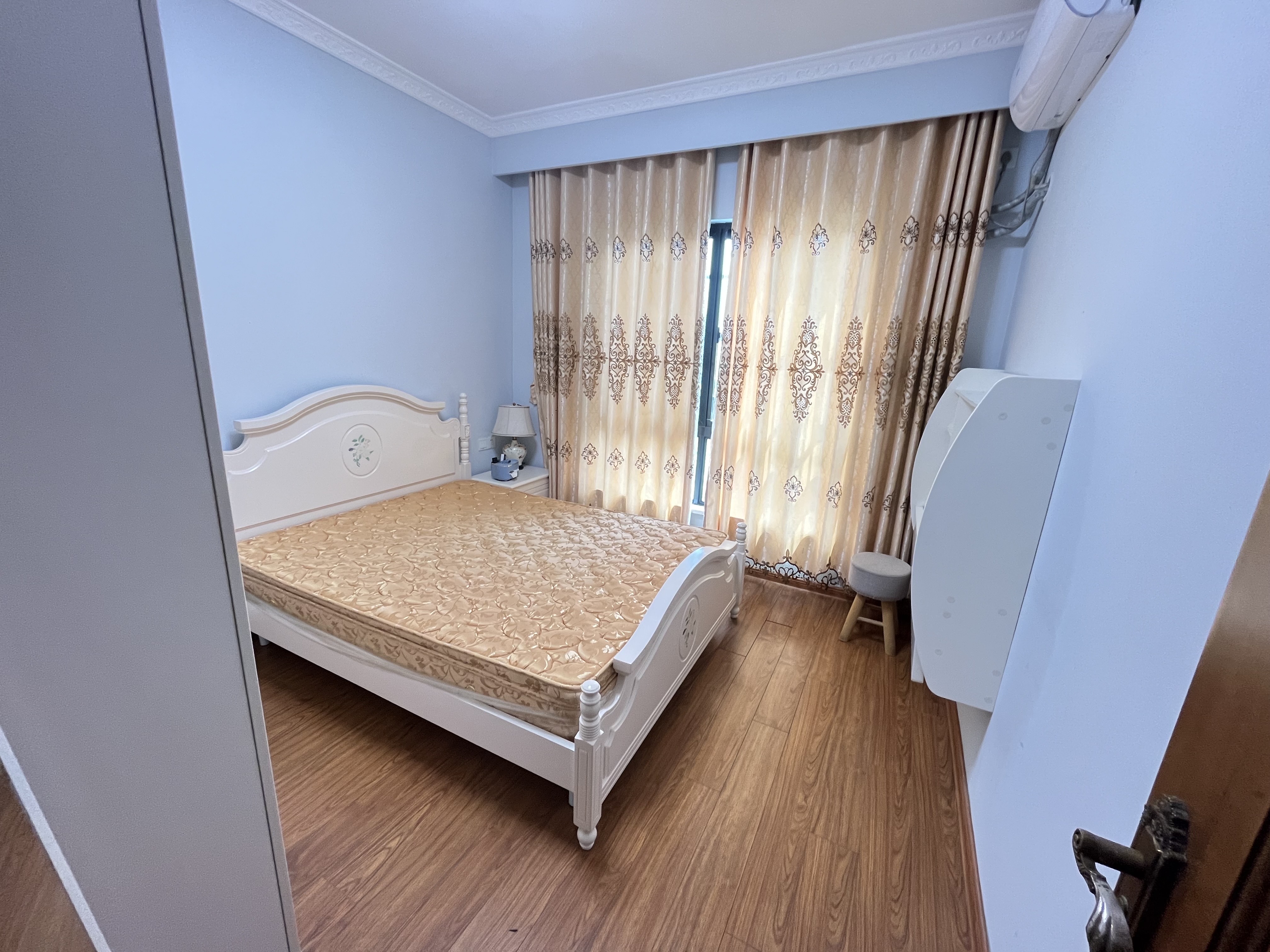 江畔人家 3室2厅2卫 3500.0元/月 江畔人家 3室2厅2卫 3500.0元/月室内图