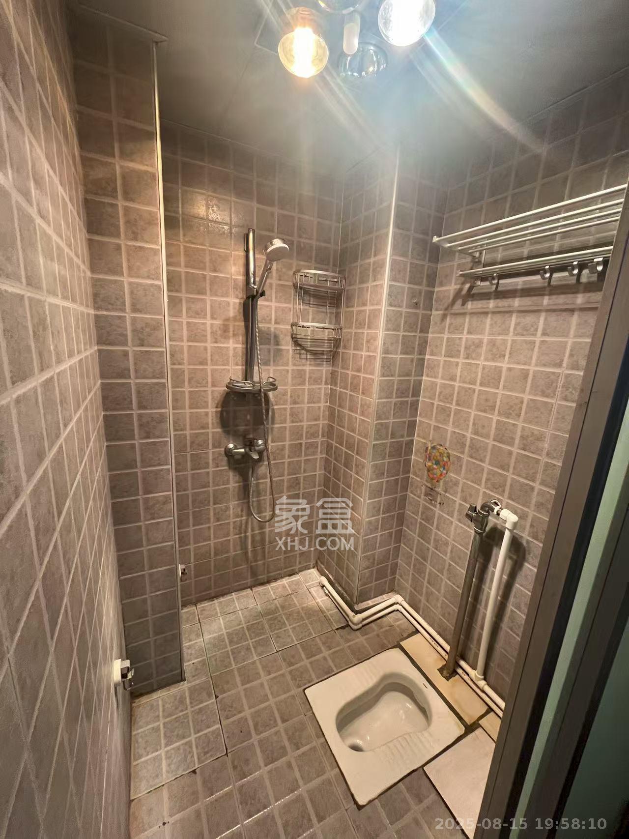 山水花都  1室1厅1卫   1400.00元/月室内图