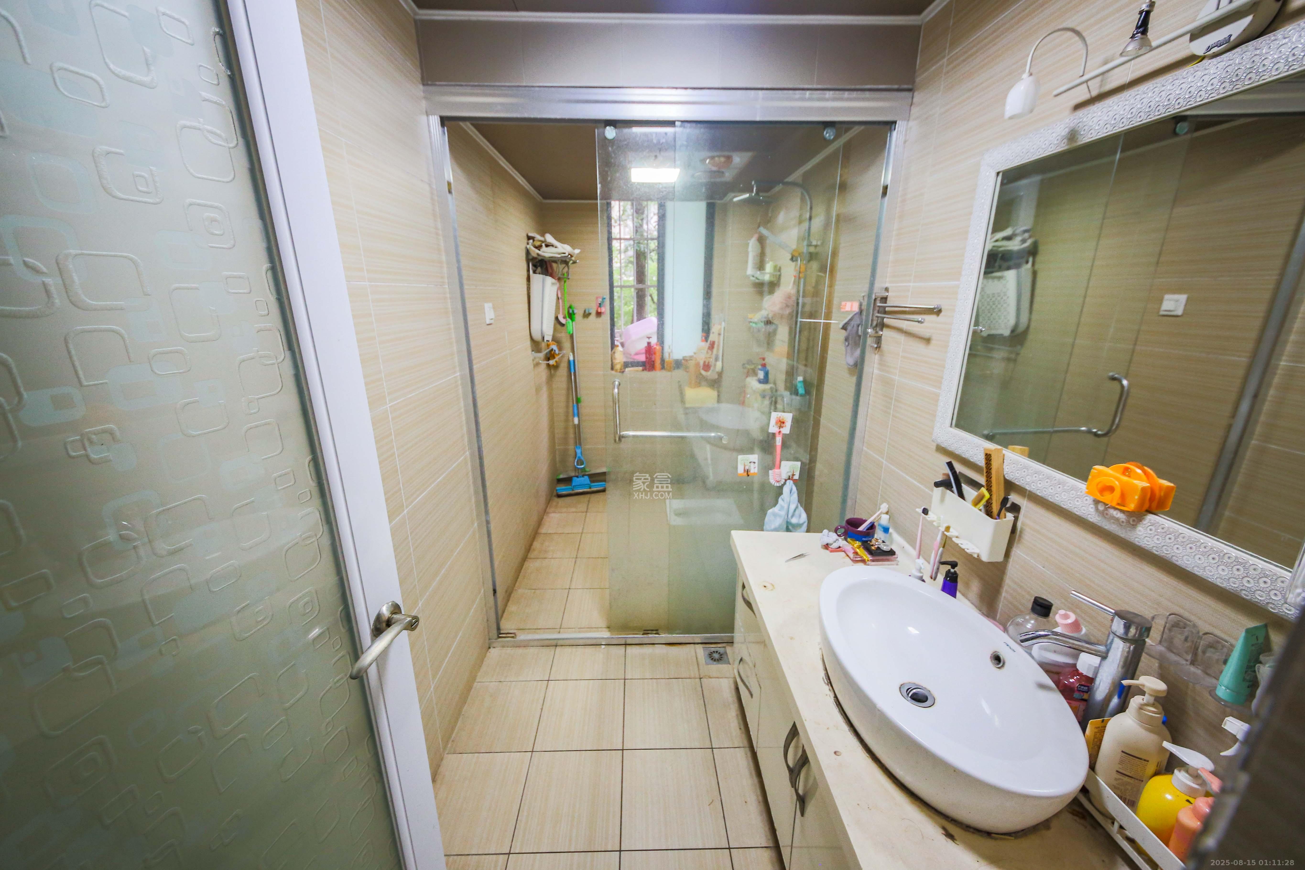 满庭芳小区  4室2厅2卫   135.00万卫生间