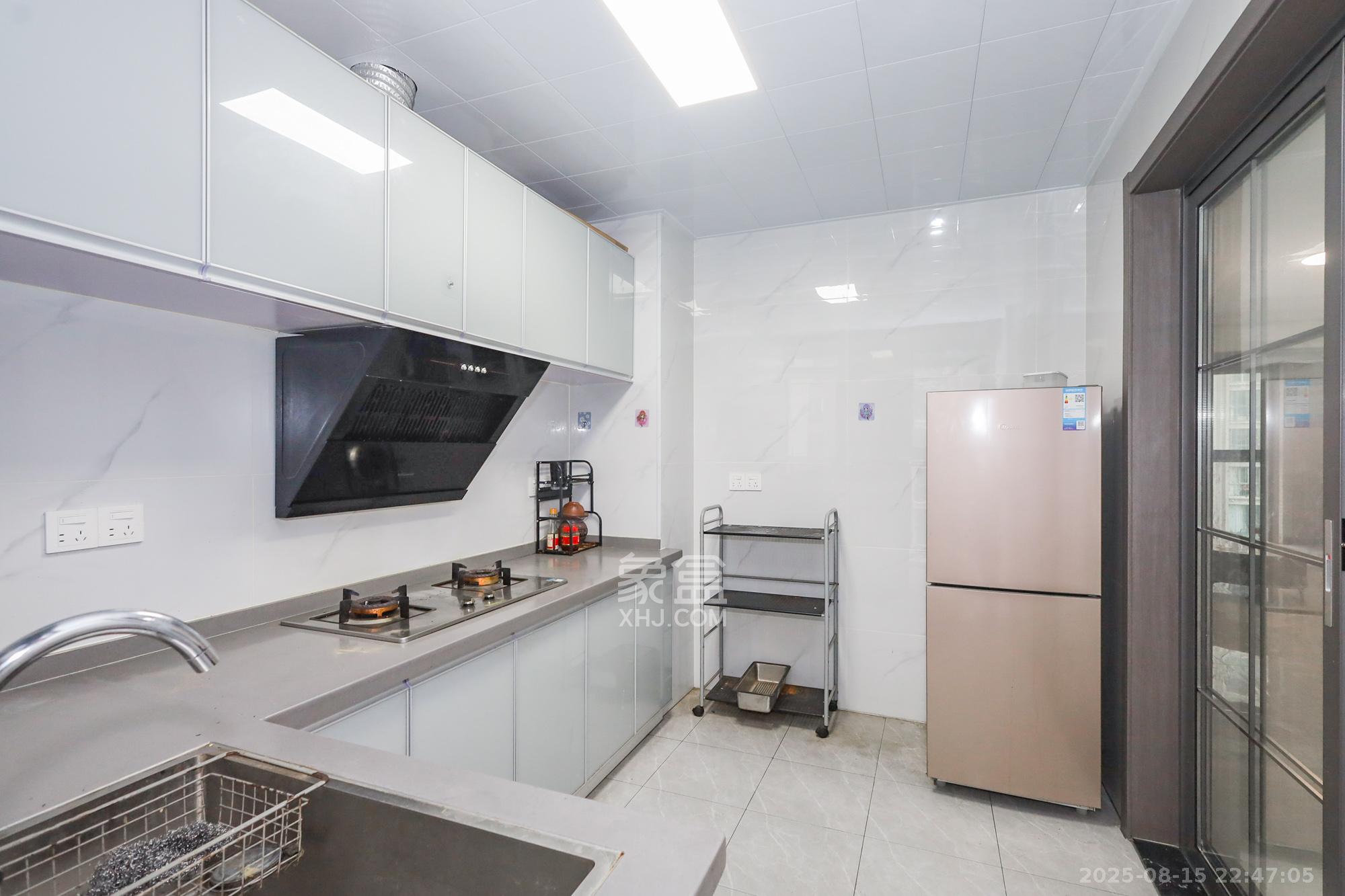 八方小区C区  4室2厅2卫    498.0万 八方小区C区  4室2厅2卫    498.0万厨房