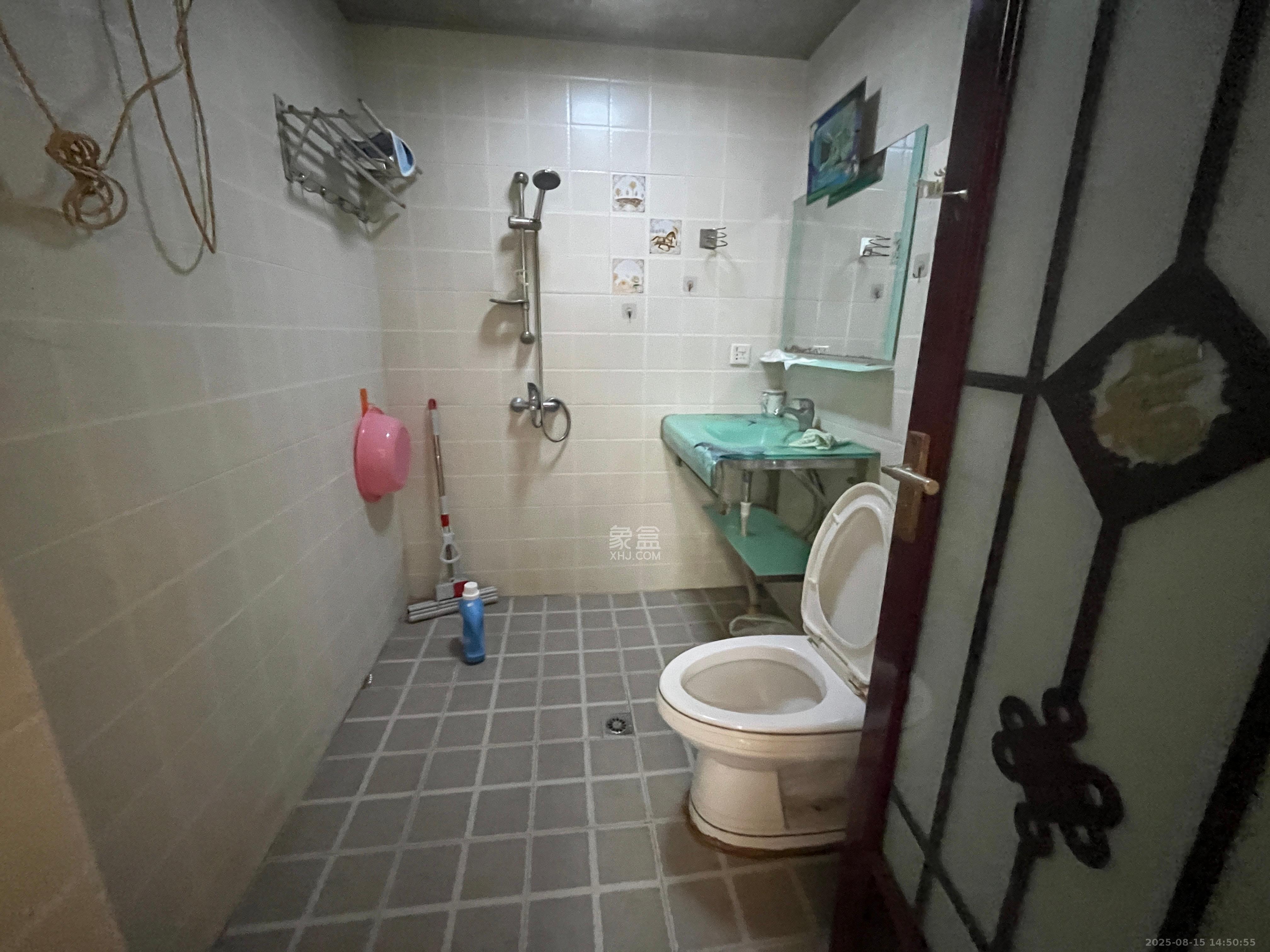 楚天中苑  3室2厅2卫   1600.00元/月室内图