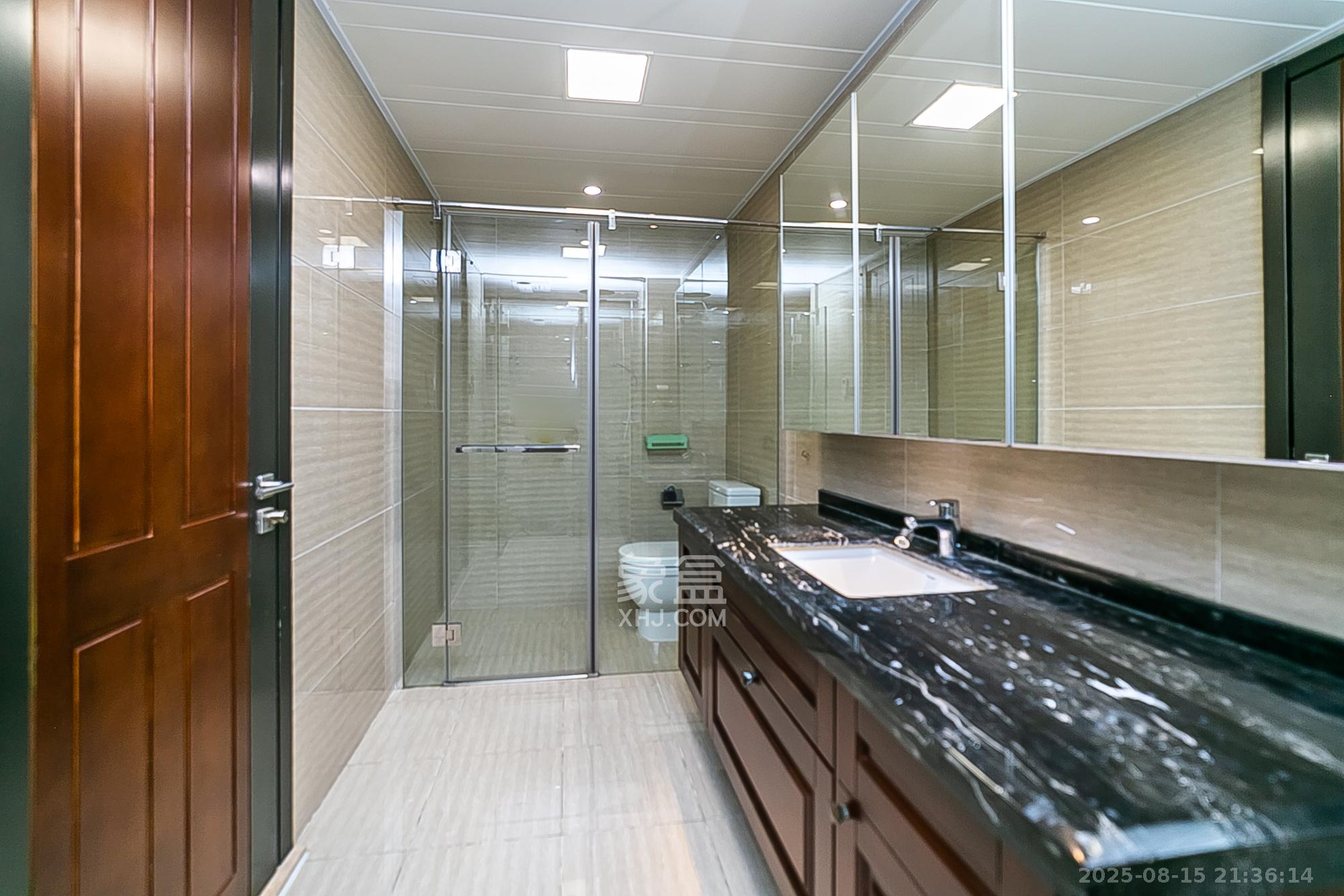 万科紫台  3室2厅2卫    228.0万卫生间