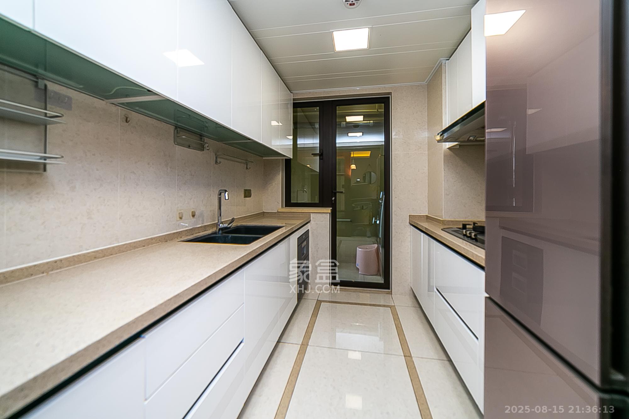 万科紫台  3室2厅2卫    228.0万厨房