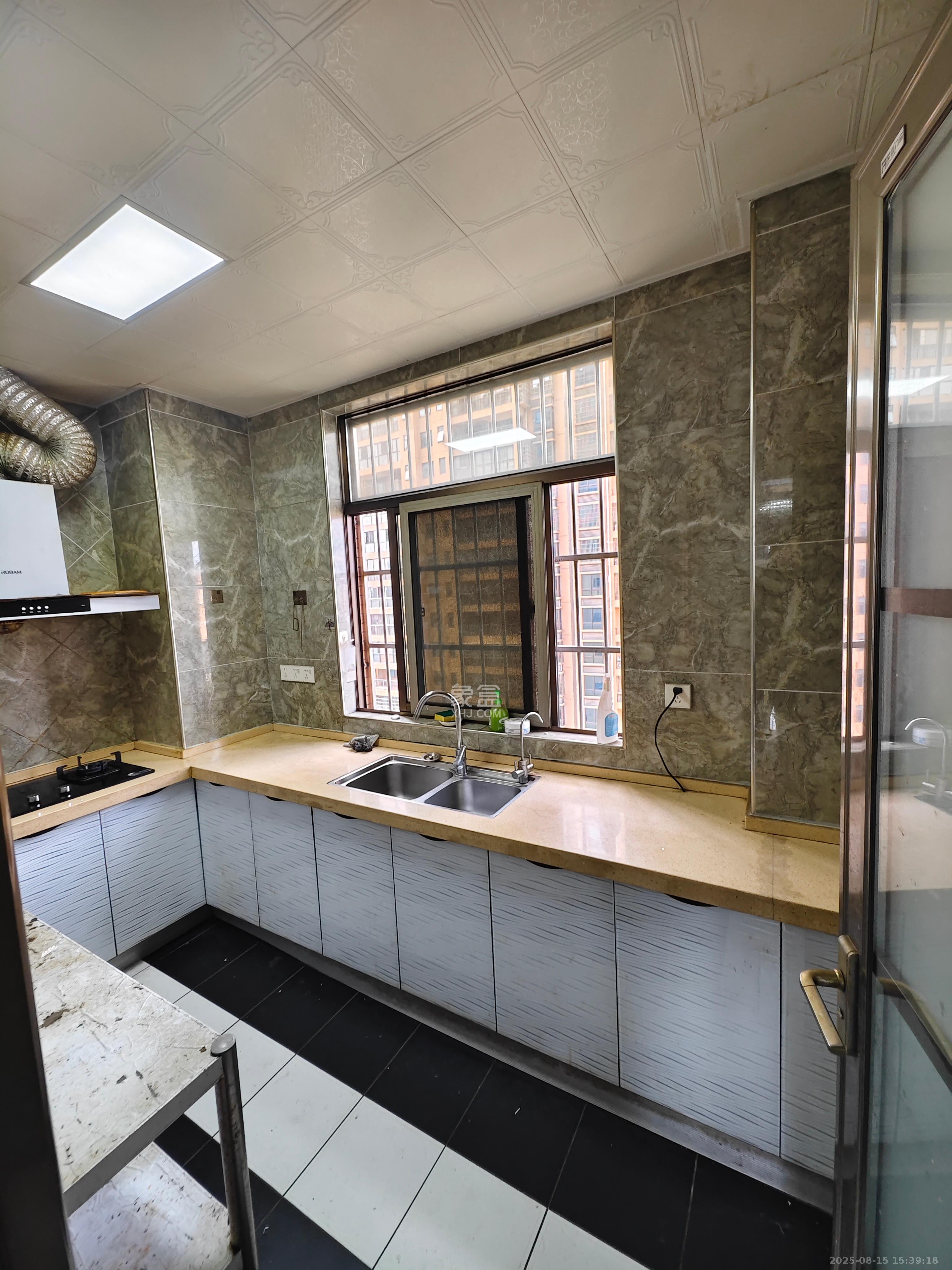 和泉嘉园  3室2厅2卫    2000.0元/月室内图