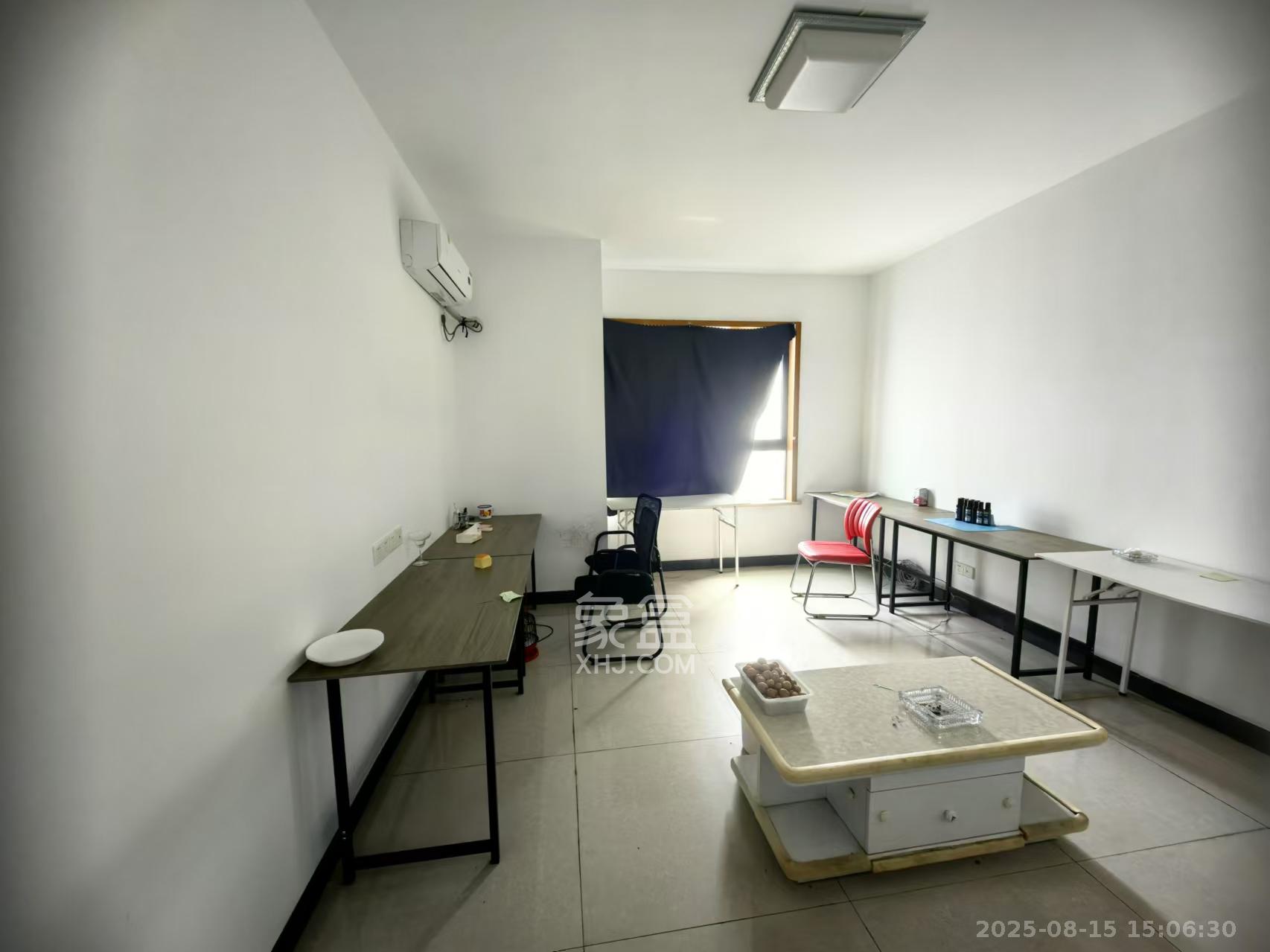 三一街区  4室2厅2卫    2400.0元/月室内图