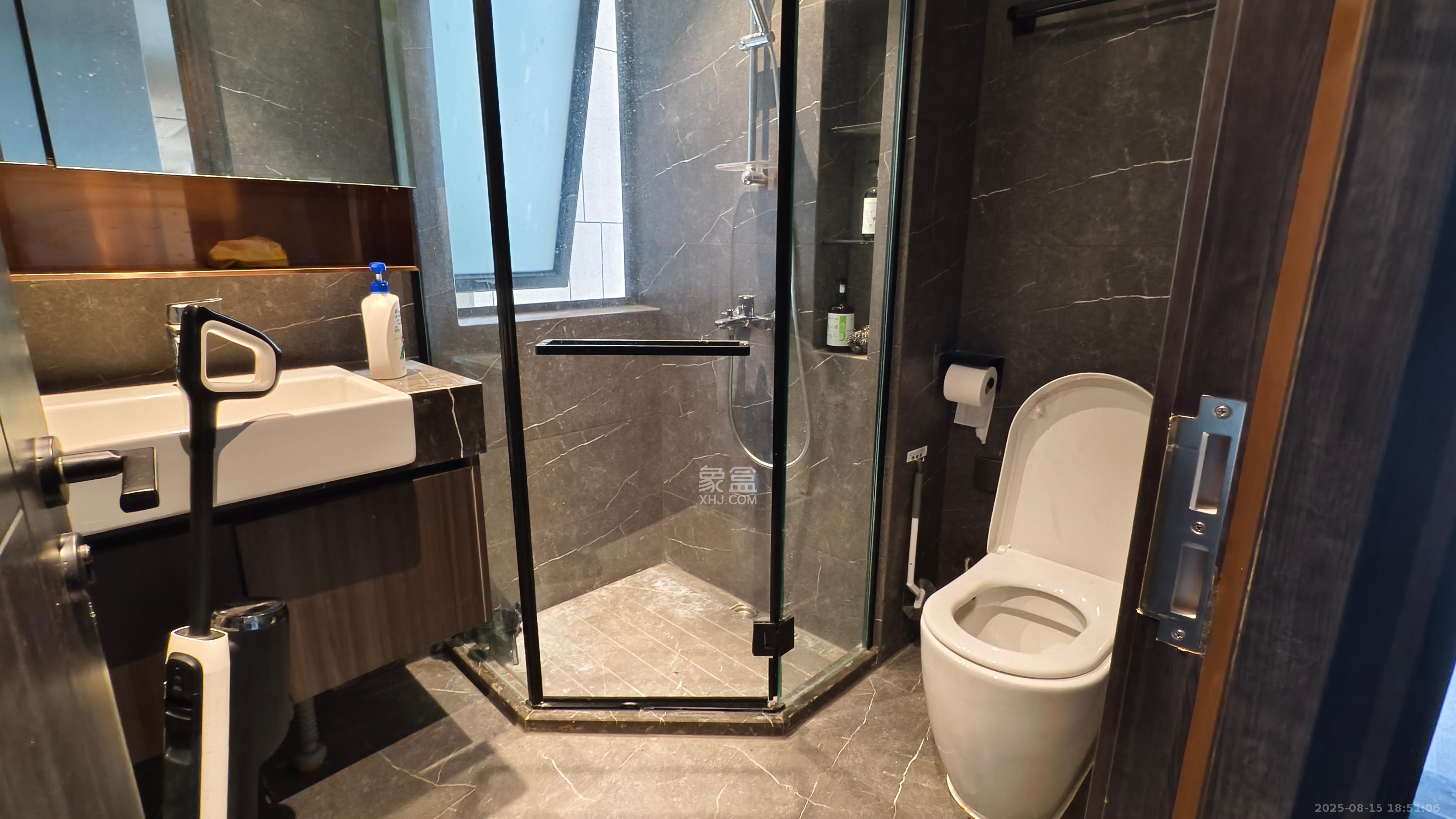 绿地麓云国际一期 6室2厅3卫 8500.0元/月 绿地麓云国际一期 6室2厅3卫 8500.0元/月室内图