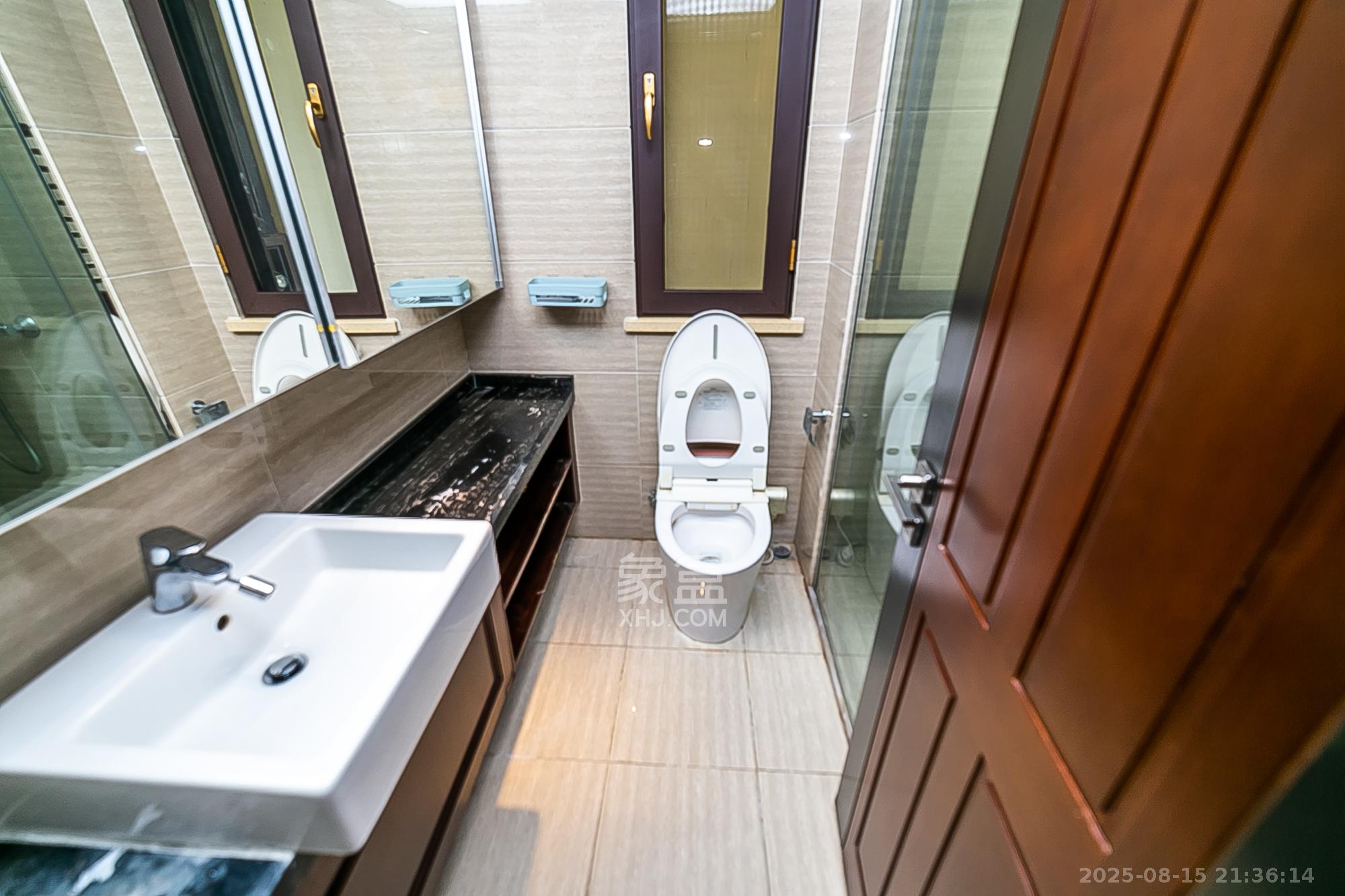 万科紫台  3室2厅2卫    228.0万卫生间