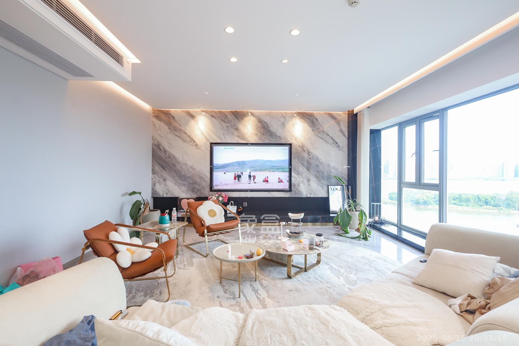 保利天禧C区  4室2厅2卫    548.0万 保利天禧C区  4室2厅2卫    548.0万客厅