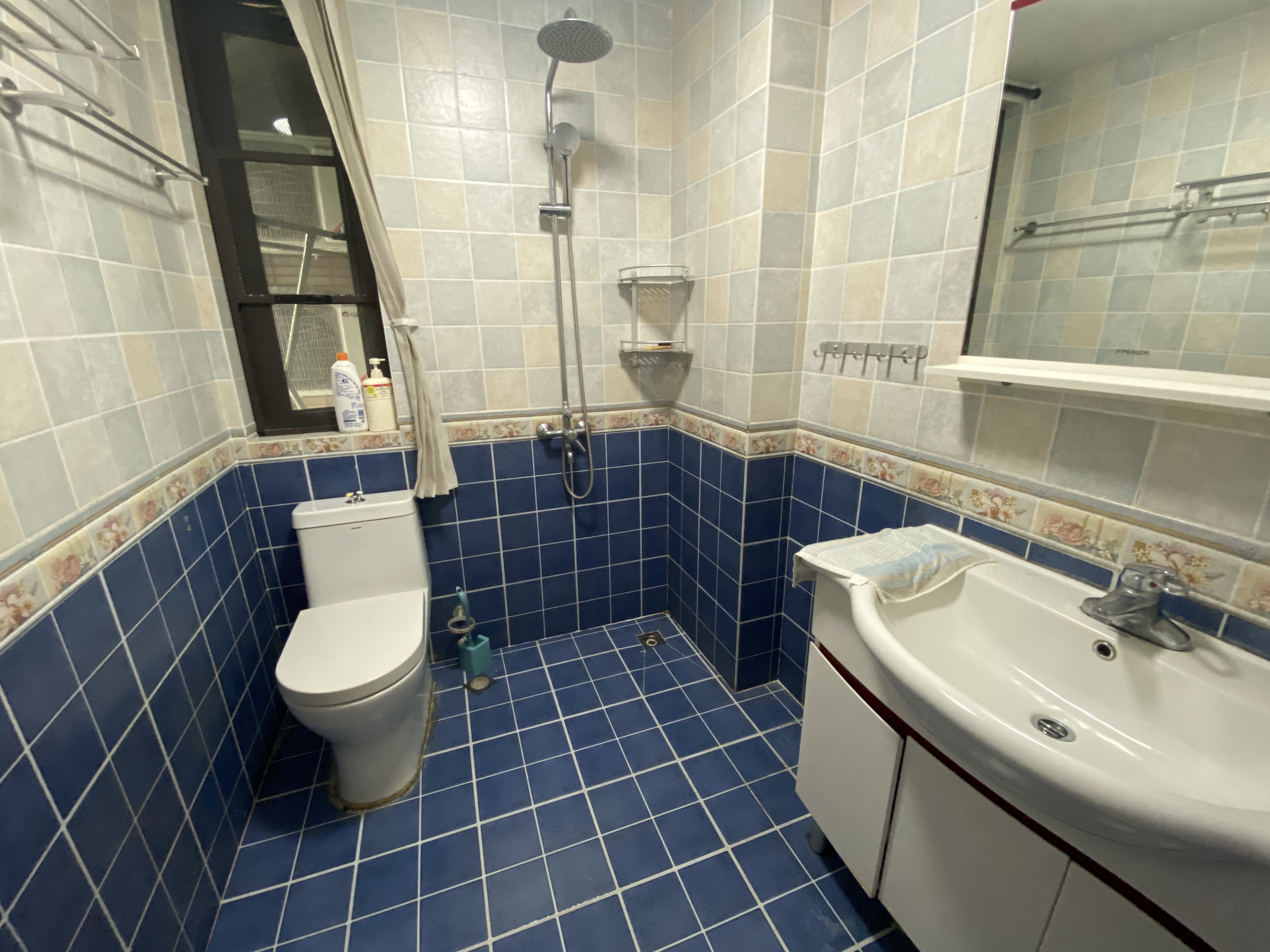 江畔人家 2室1厅1卫 2500.0元/月 江畔人家 2室1厅1卫 2500.0元/月室内图