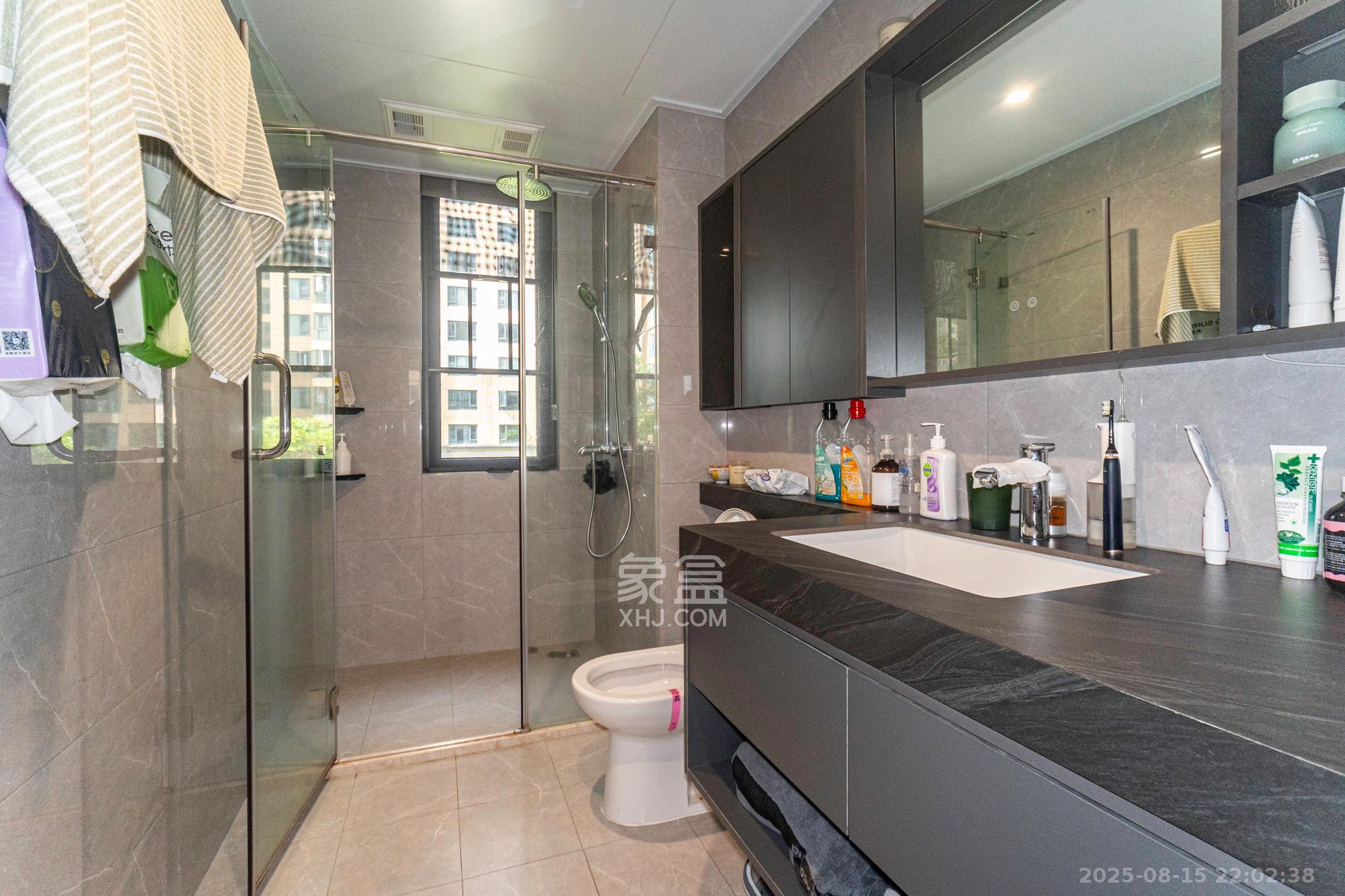 运达锦绣广场  4室2厅2卫    215.0万卫生间