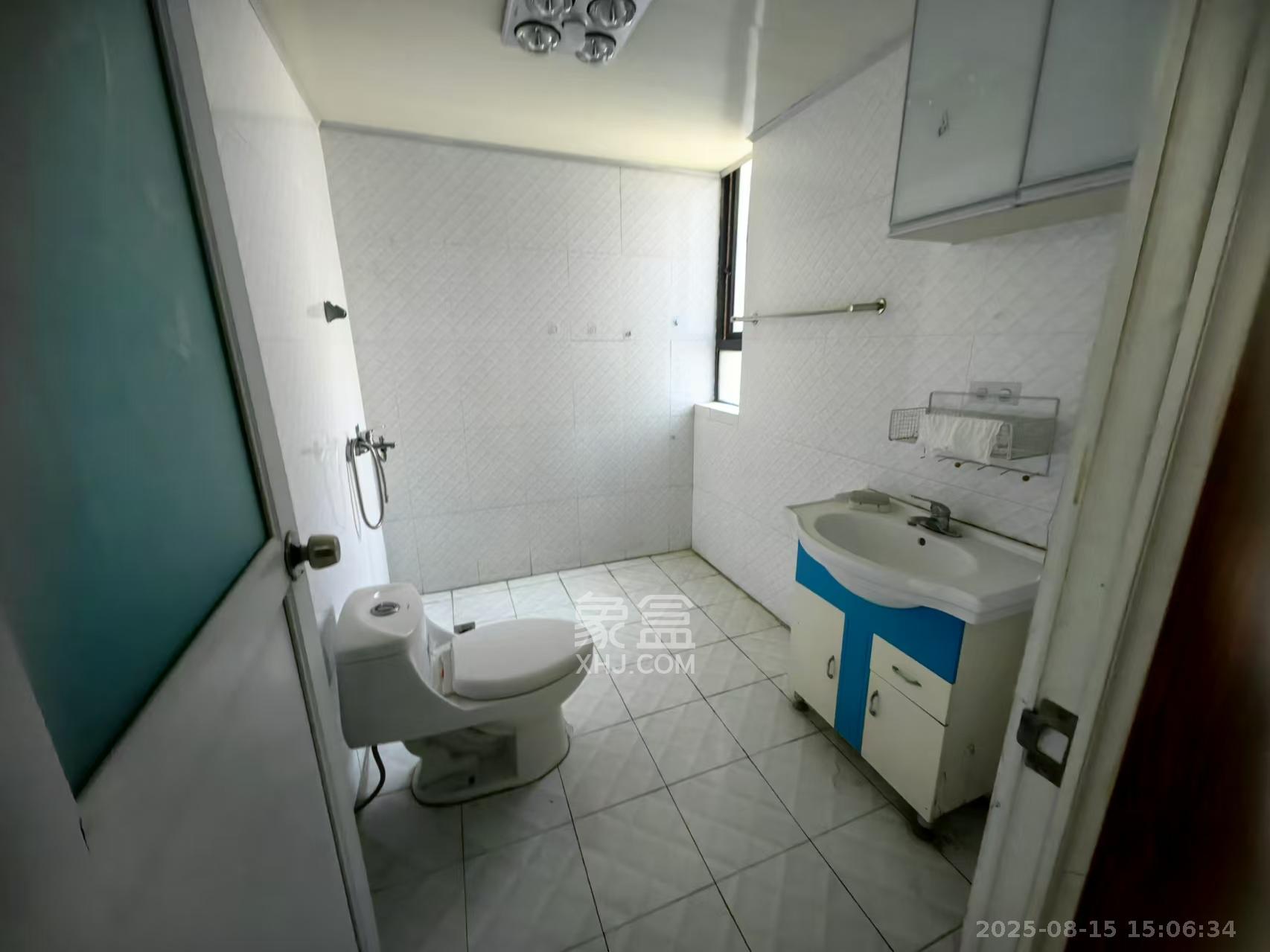 三一街区  4室2厅2卫    2400.0元/月室内图