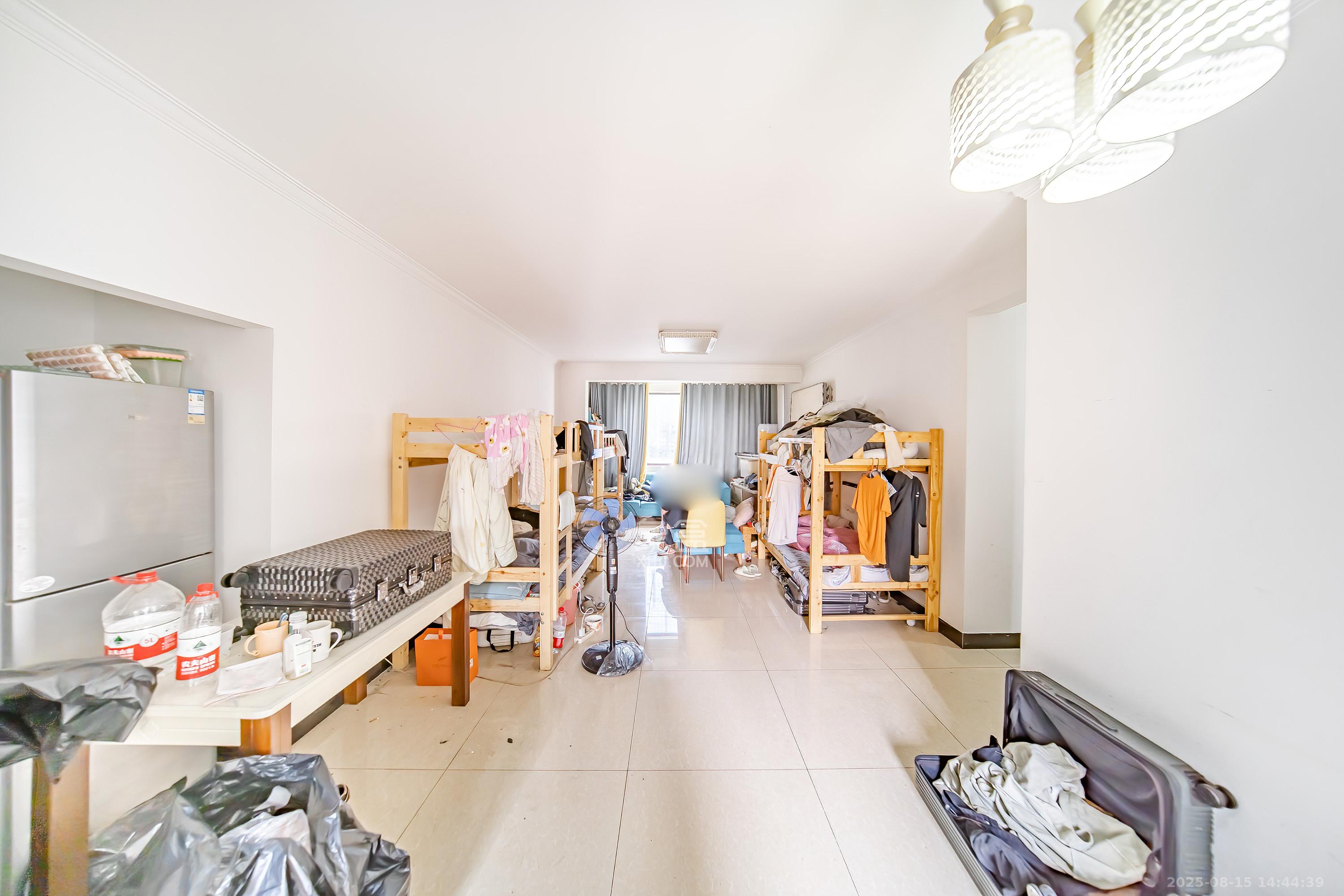 奥克斯滨仕花园(奥克斯洋湖广场/奥克斯中心)  3室2厅2卫    123.0万 奥克斯滨仕花园(奥克斯洋湖广场/奥克斯中心)  3室2厅2卫    123.0万客厅