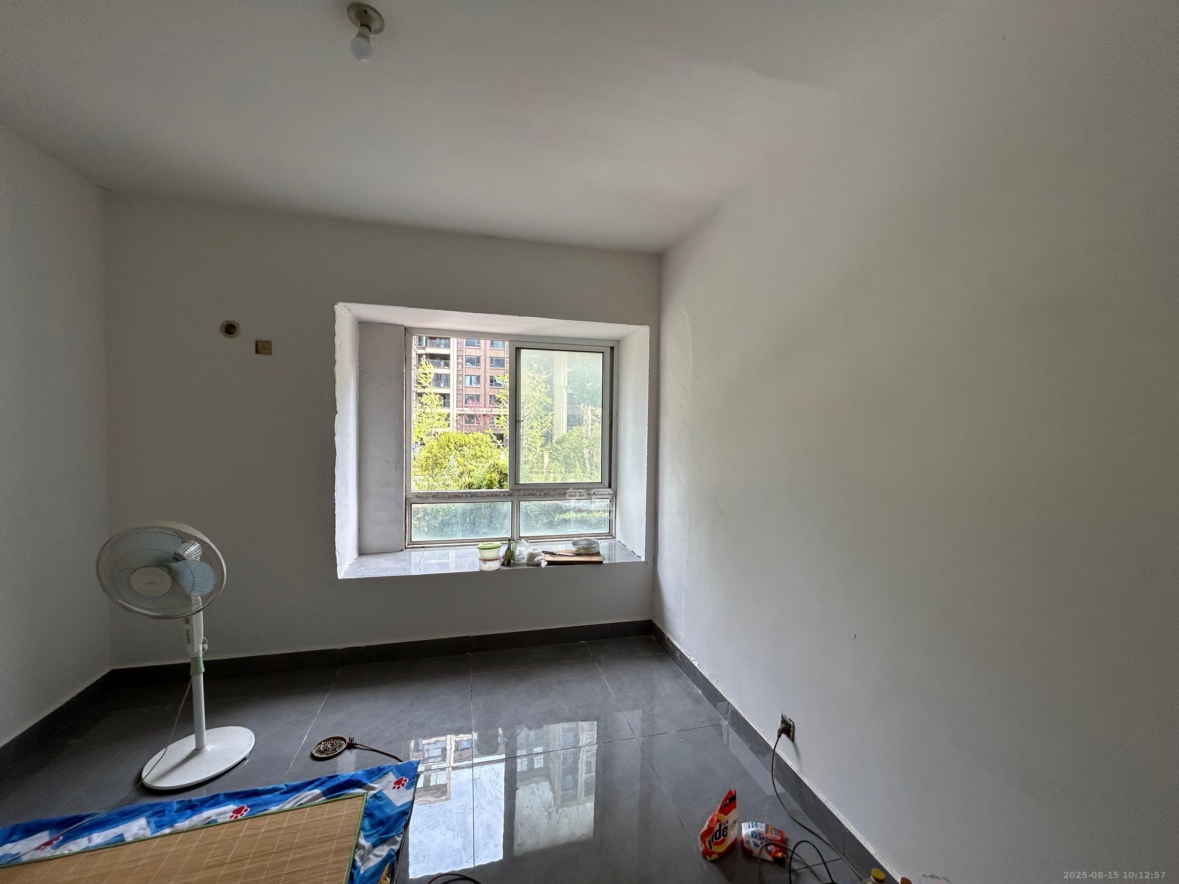 山水湾 4室2厅2卫 2200.0元/月 山水湾 4室2厅2卫 2200.0元/月室内图