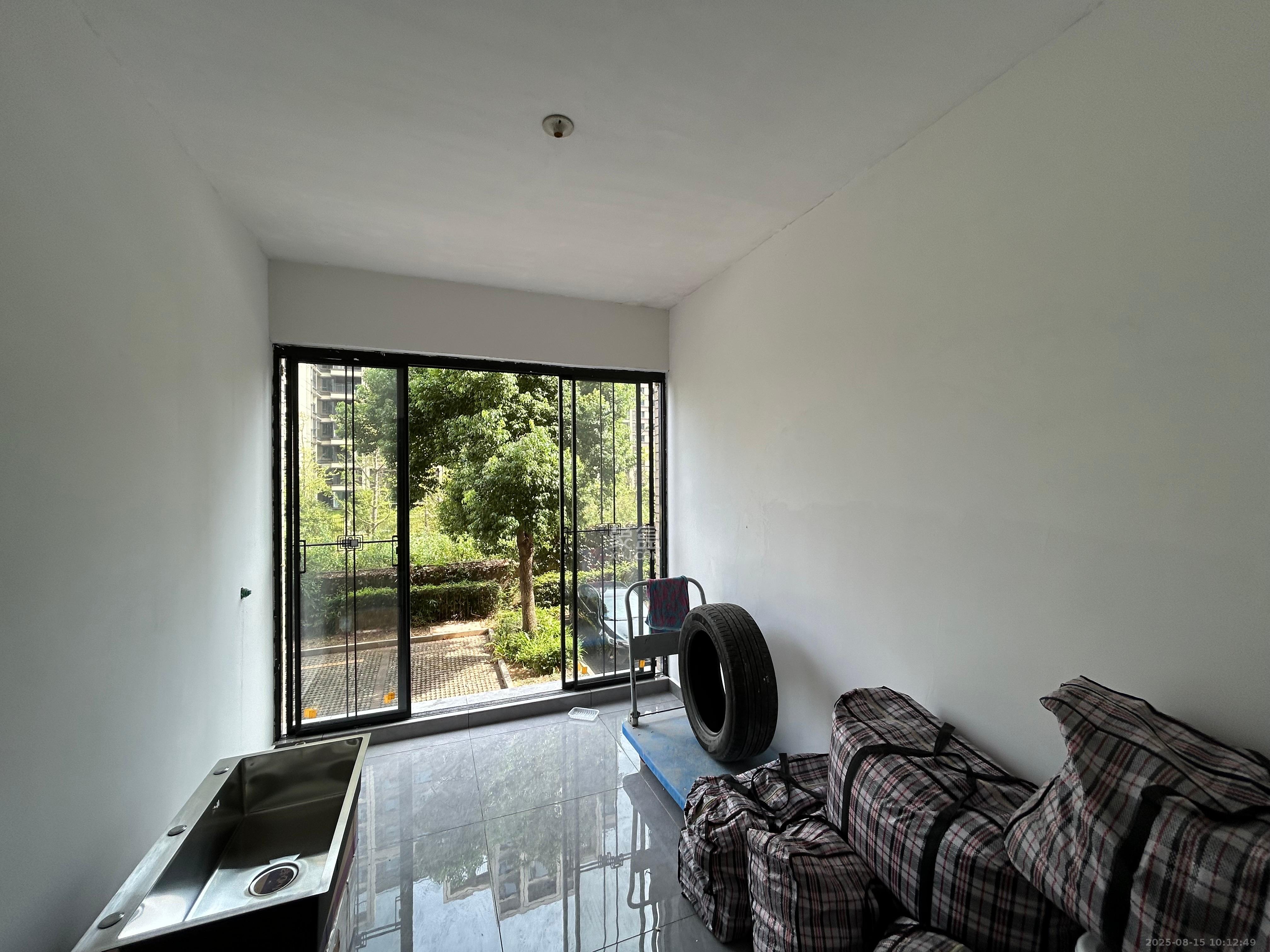 山水湾 4室2厅2卫 2200.0元/月 山水湾 4室2厅2卫 2200.0元/月室内图