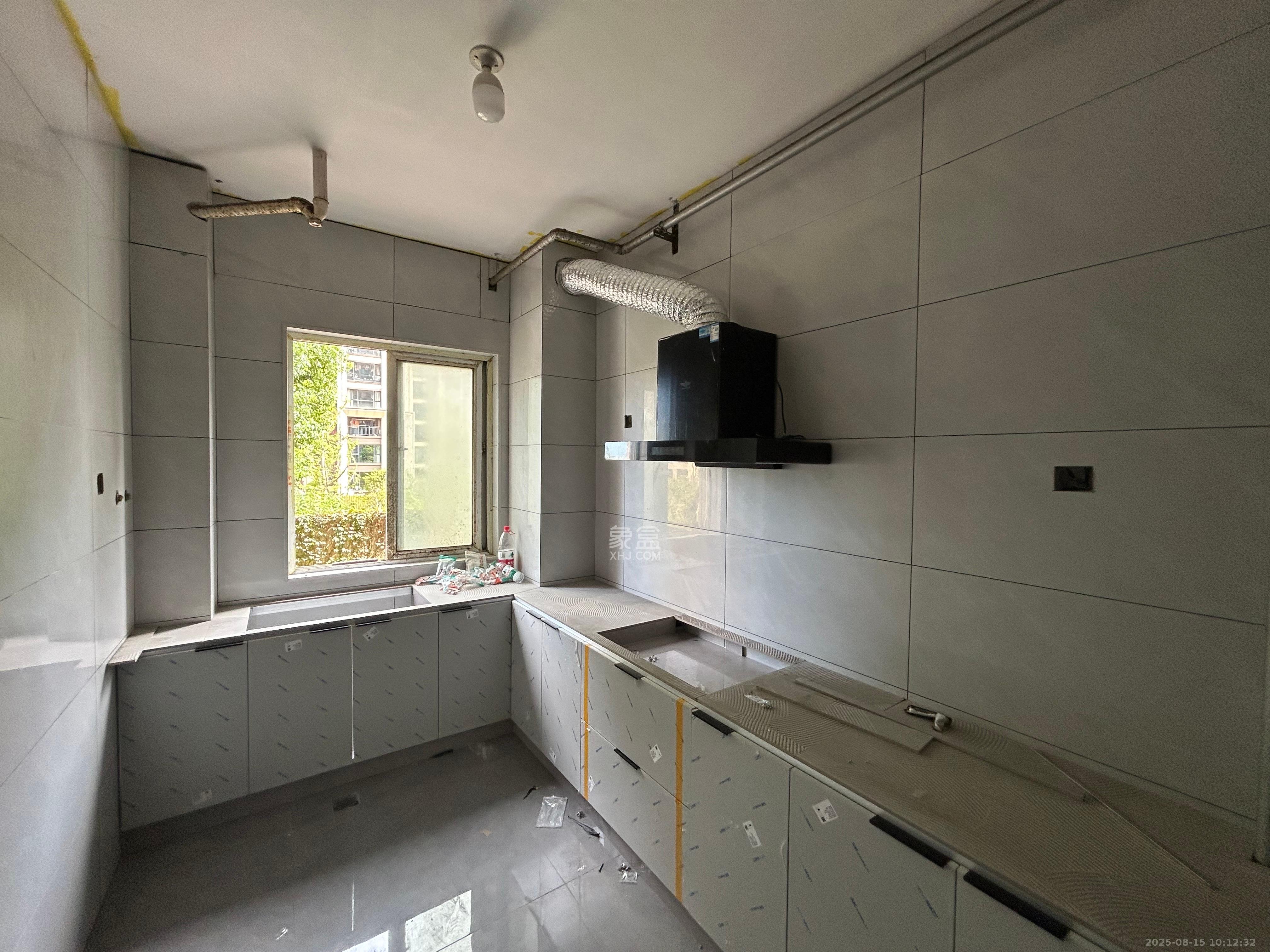 山水湾 4室2厅2卫 2200.0元/月 山水湾 4室2厅2卫 2200.0元/月室内图