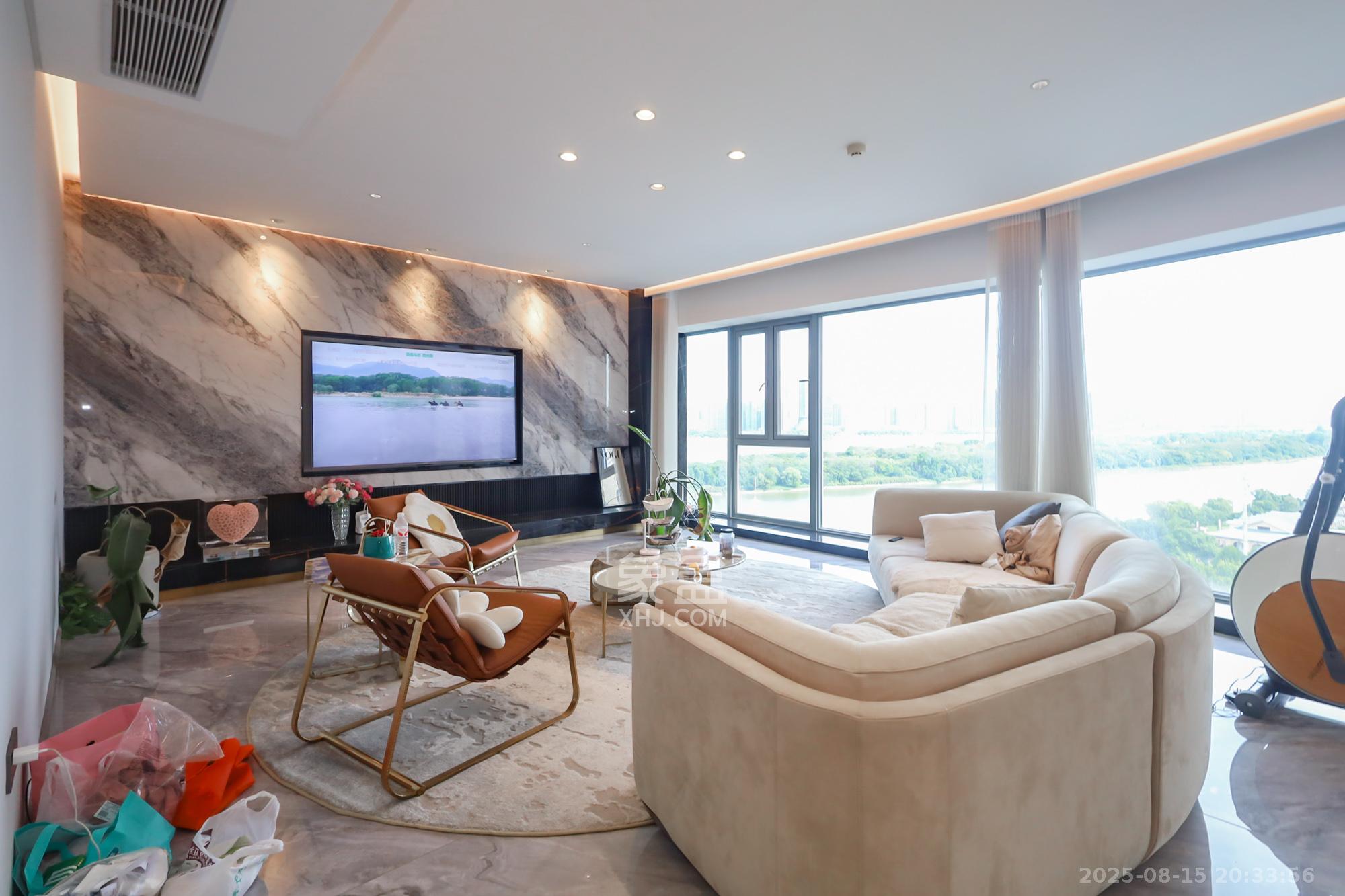 保利天禧C区  4室2厅2卫    548.0万 保利天禧C区  4室2厅2卫    548.0万客厅