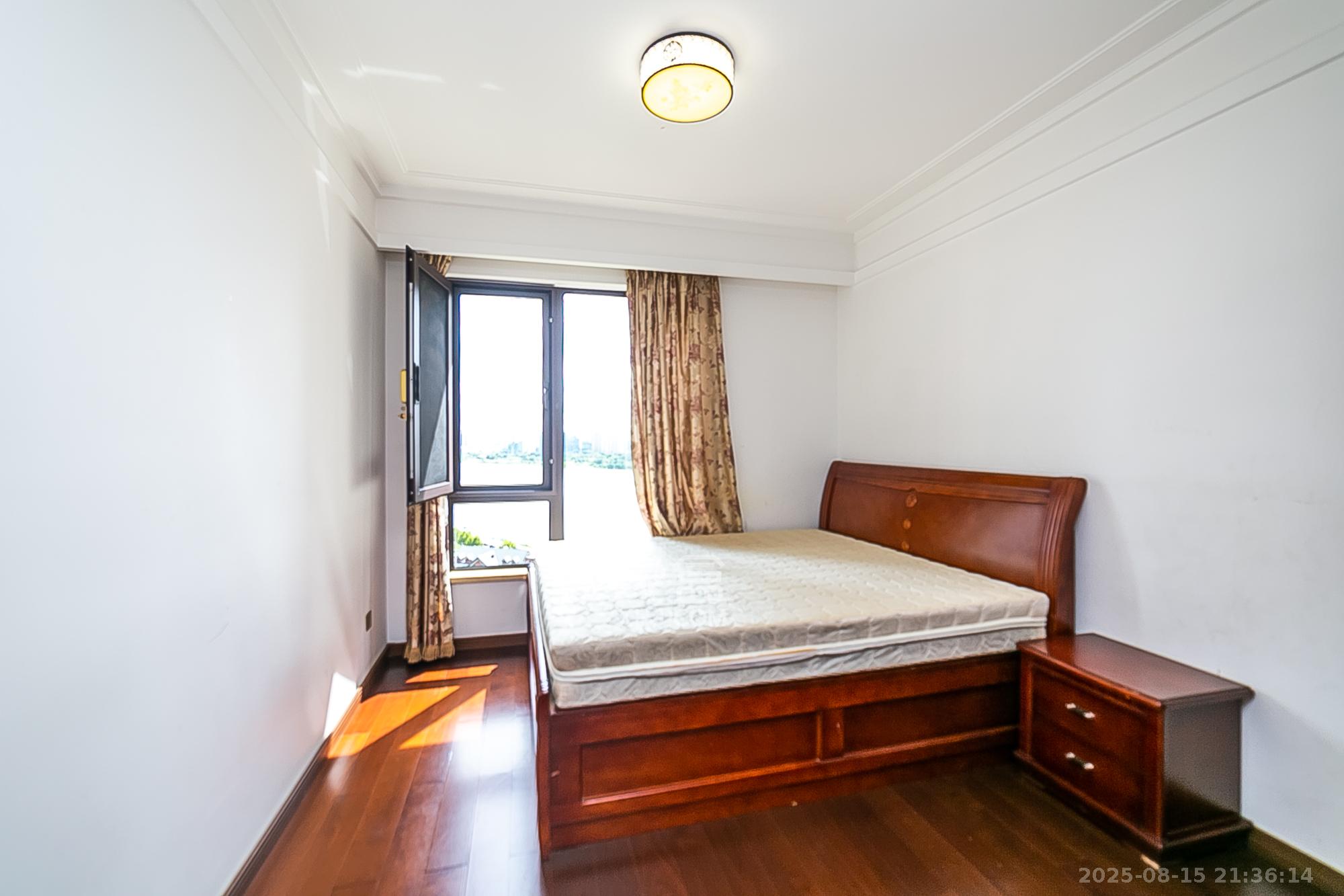 万科紫台  3室2厅2卫    228.0万卧室