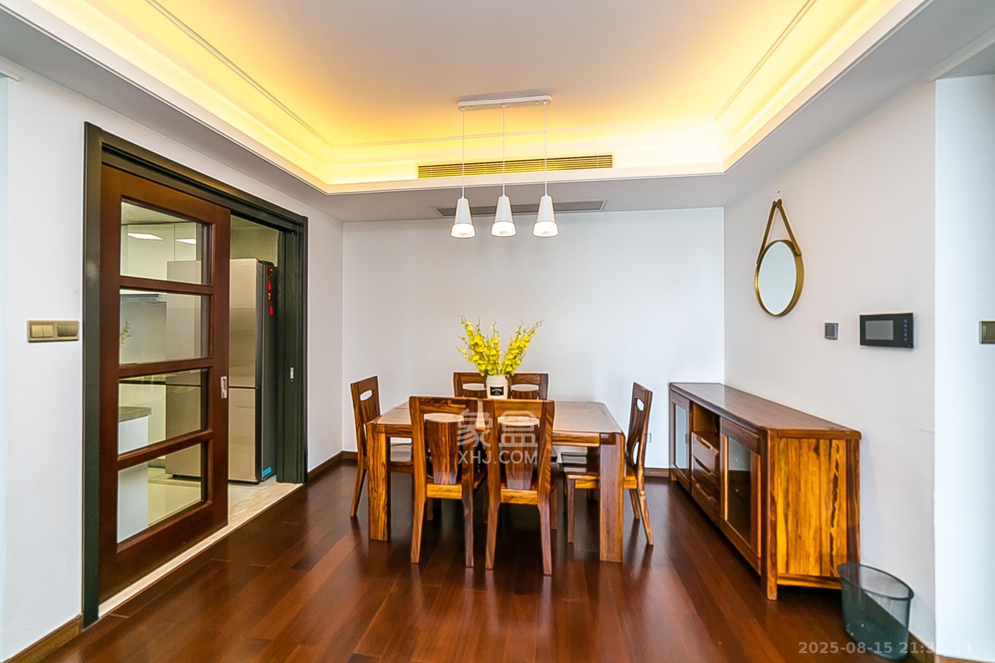 万科紫台  3室2厅2卫    228.0万 万科紫台  3室2厅2卫    228.0万客厅