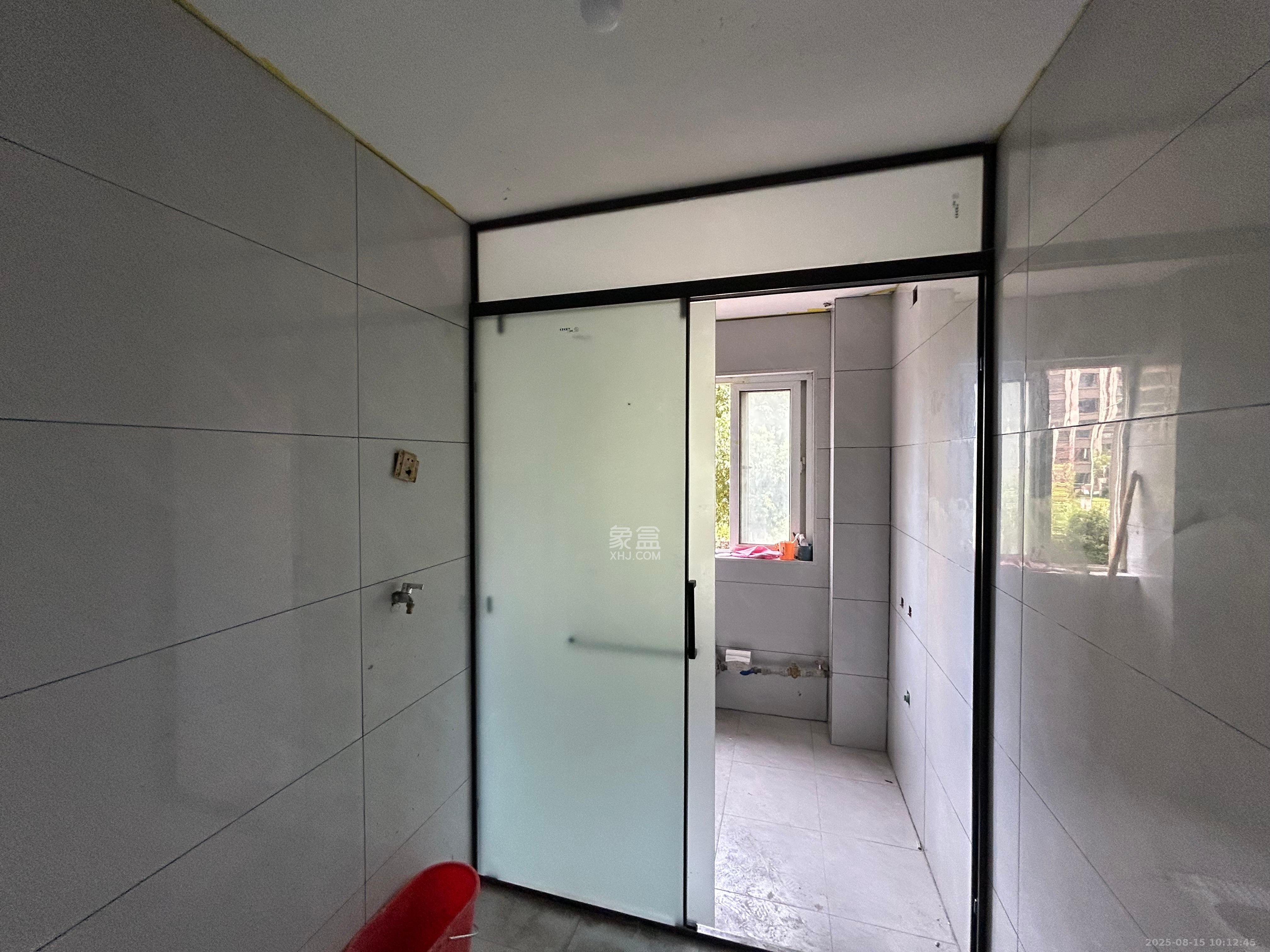 山水湾 4室2厅2卫 2200.0元/月 山水湾 4室2厅2卫 2200.0元/月室内图