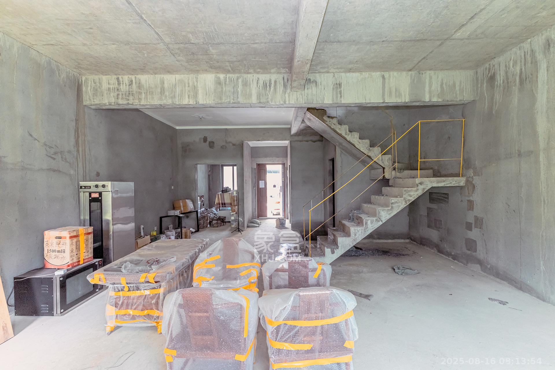 龙湖璟宸原著（龙湖紫宸）  6室2厅4卫    360.0万客厅