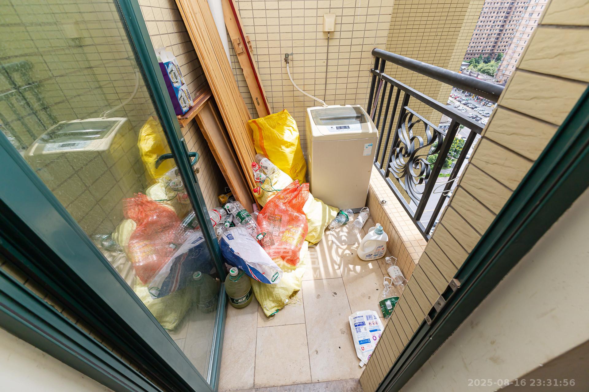 恒大名都  3室2厅1卫    60.0万阳台