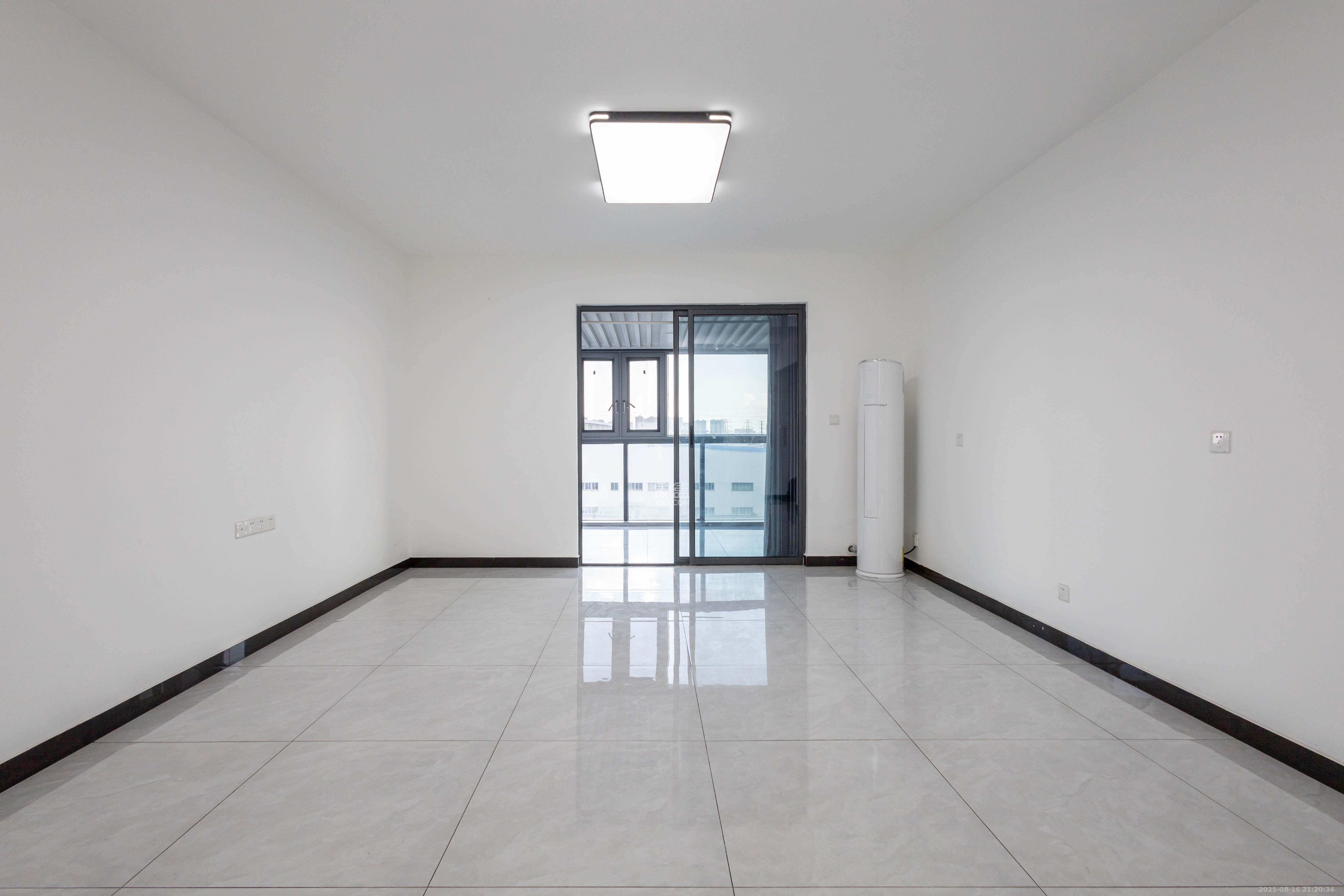 福天星中心(福天星雅苑) 5室2厅3卫 220.0万 福天星中心(福天星雅苑) 5室2厅3卫 220.0万客厅