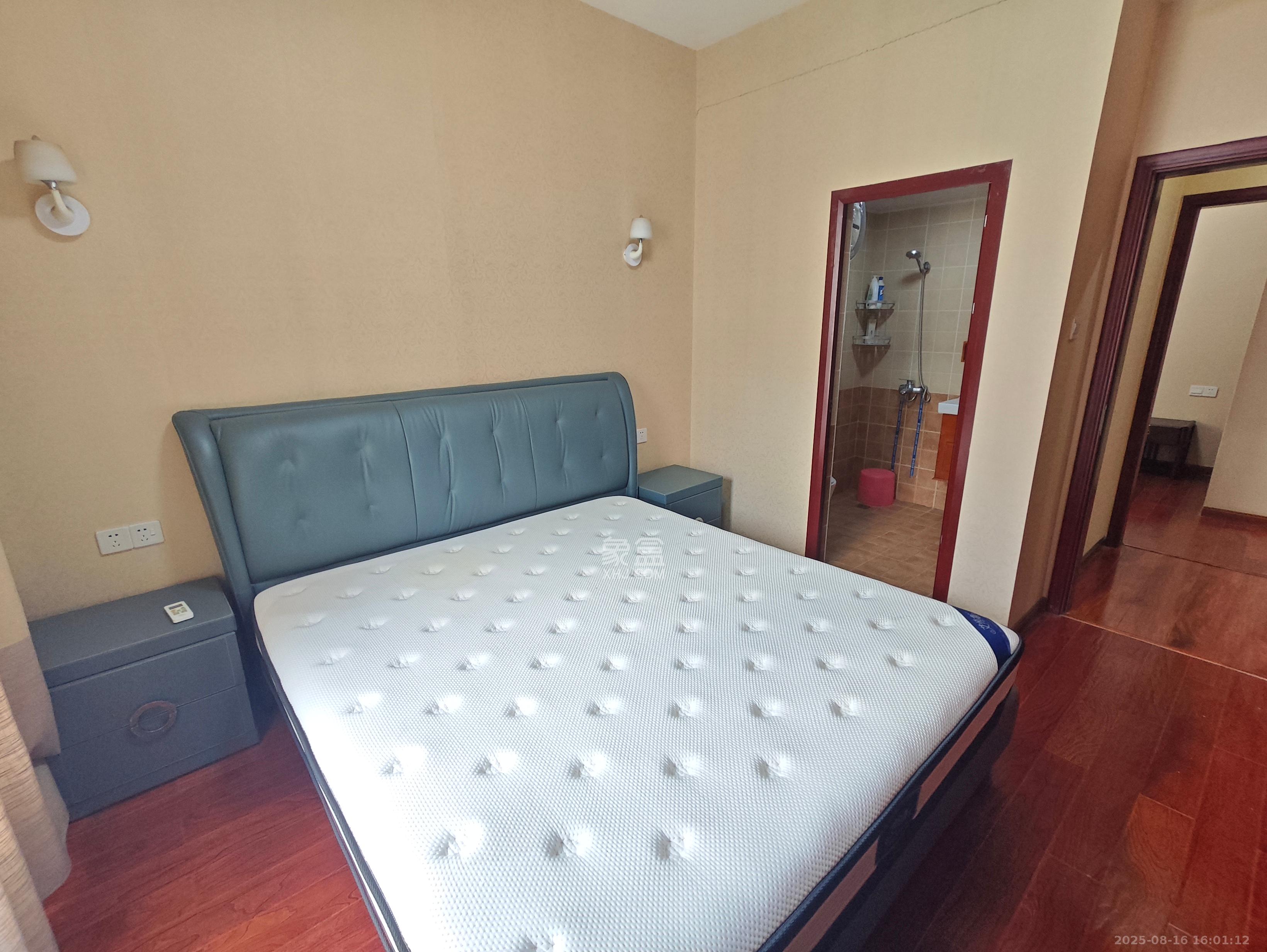 枫华府第  3室2厅2卫   2400.00元/月室内图