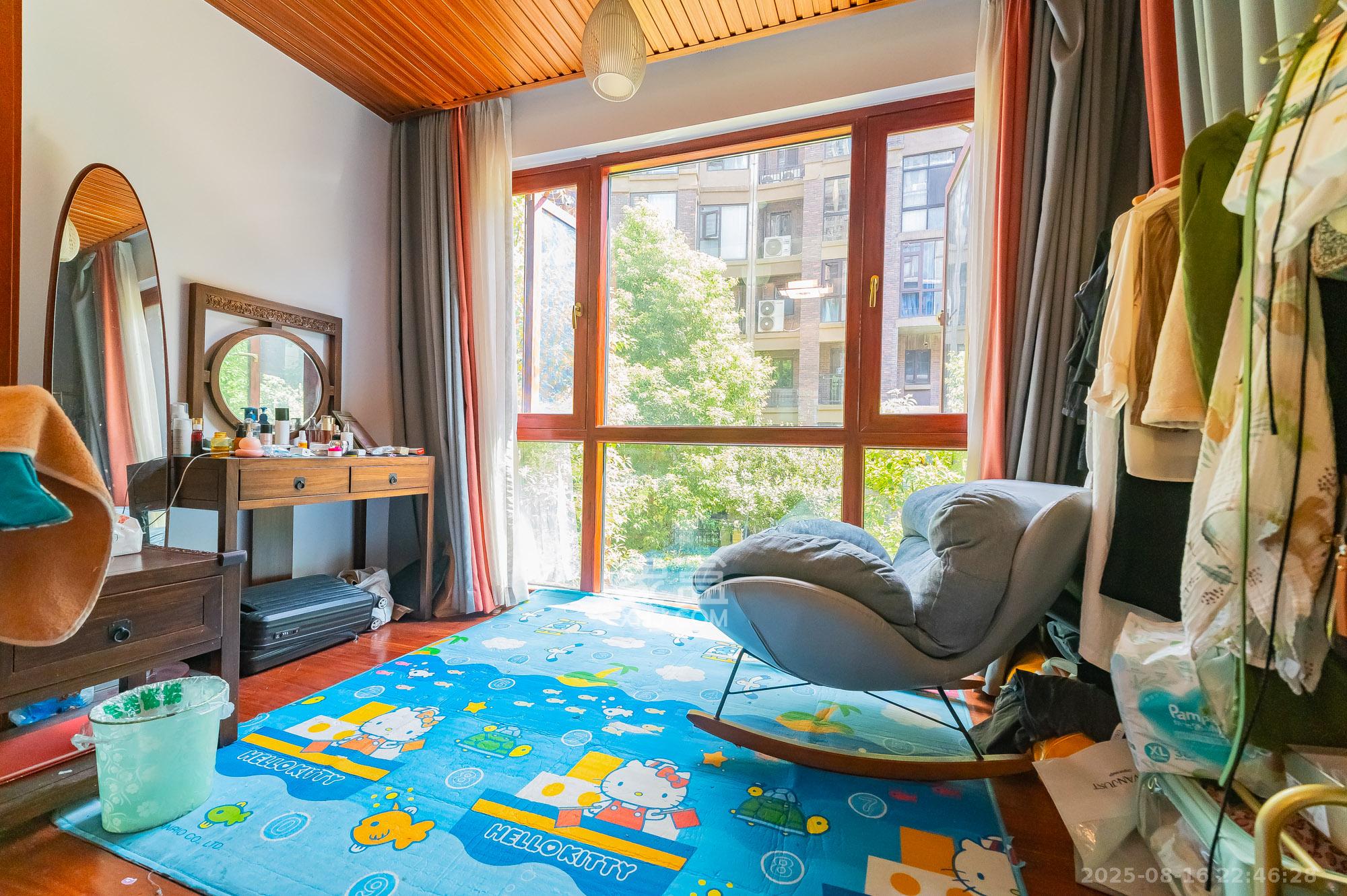 星湖湾二期洋房  4室2厅2卫    171.8万阳台