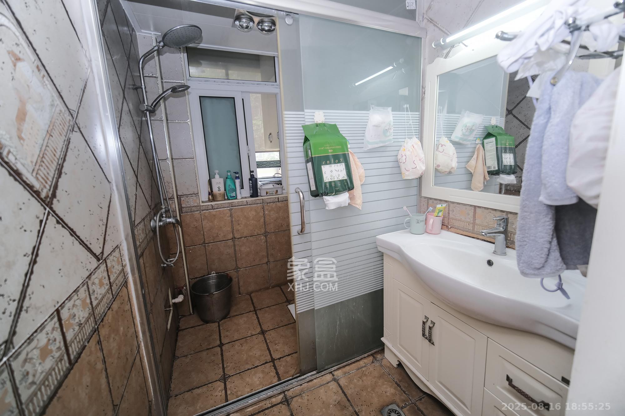 山水湾  3室2厅2卫   68.80万卫生间