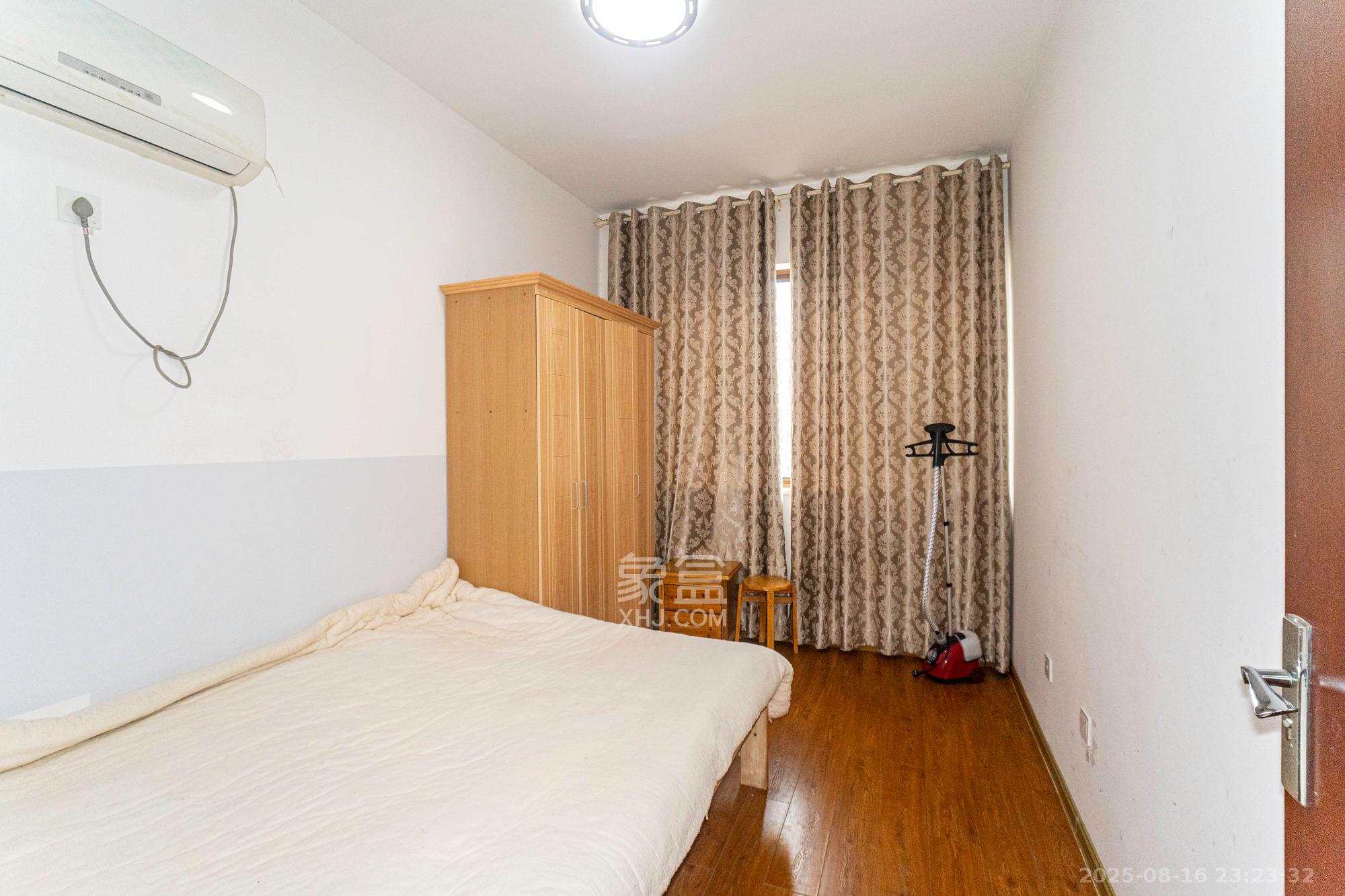 四季星城 3室2厅2卫 61.0万 四季星城 3室2厅2卫 61.0万卧室