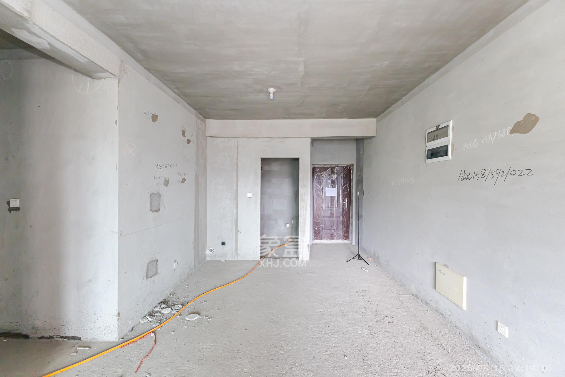 港湘铂玥(天园地芳国际珠宝城) 3室2厅2卫 55.8万 港湘铂玥(天园地芳国际珠宝城) 3室2厅2卫 55.8万客厅