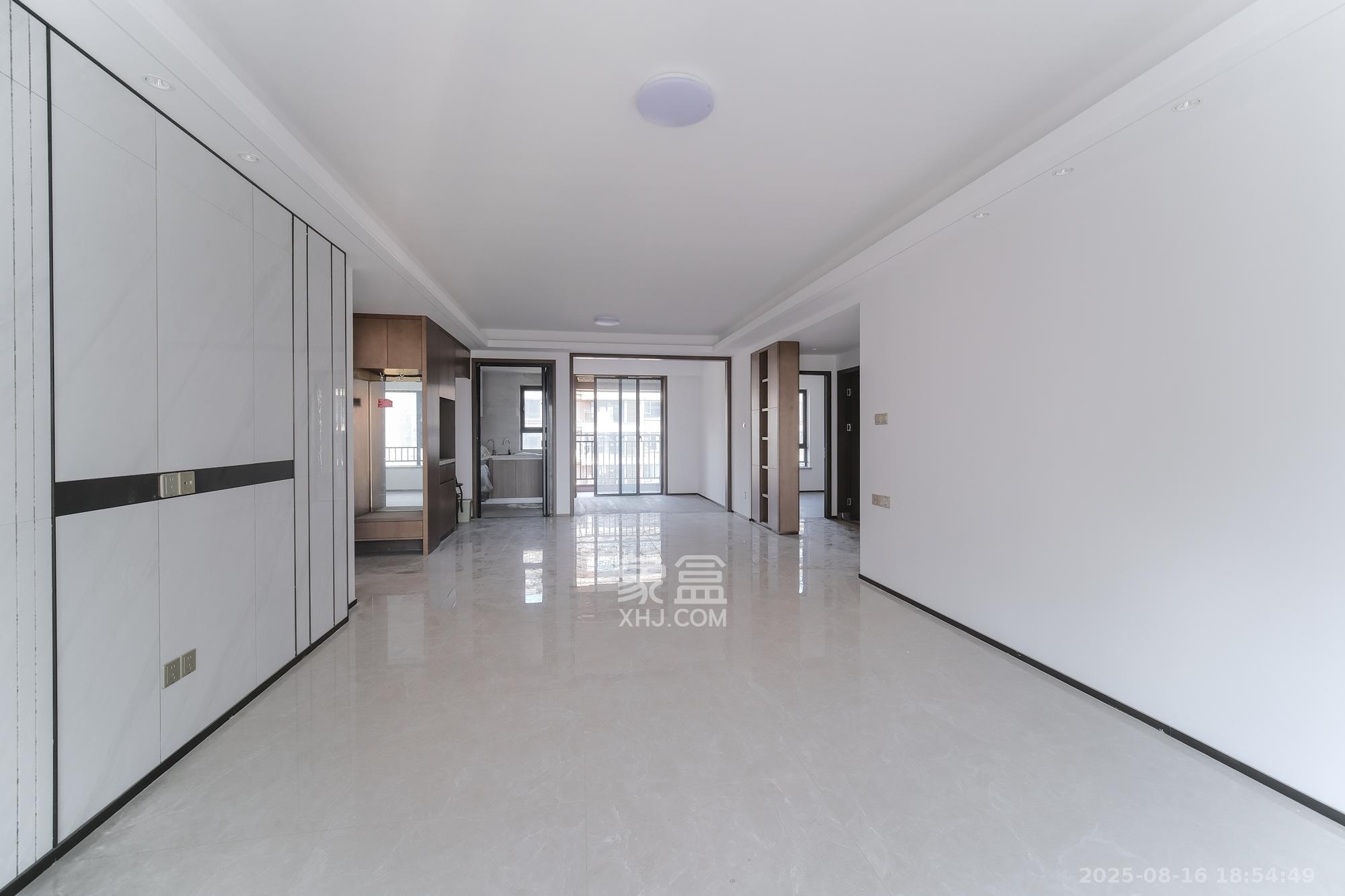 荣盛城  4室2厅2卫    97.0万客厅