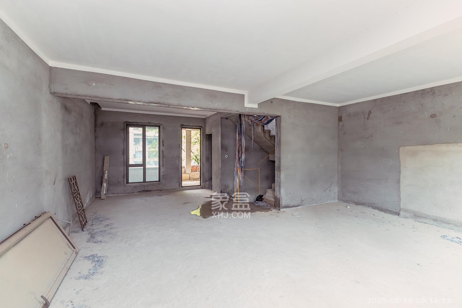 龙湖璟宸原著（龙湖紫宸）  6室2厅4卫    360.0万卧室