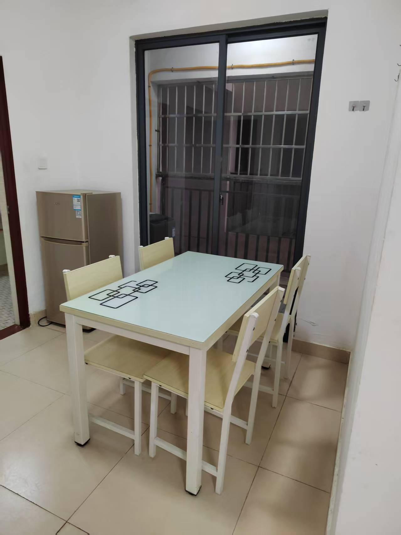 海糖小区一二期 3室2厅1卫 2000.0元/月 海糖小区一二期 3室2厅1卫 2000.0元/月室内图