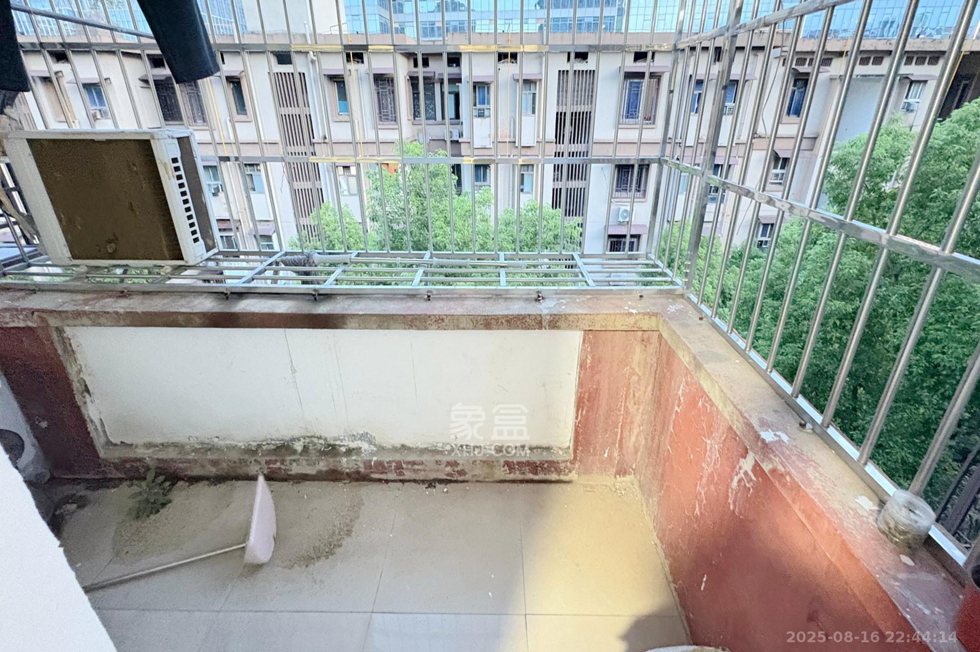 燕山街社区  2室1厅1卫    35.0万 燕山街社区  2室1厅1卫    35.0万阳台