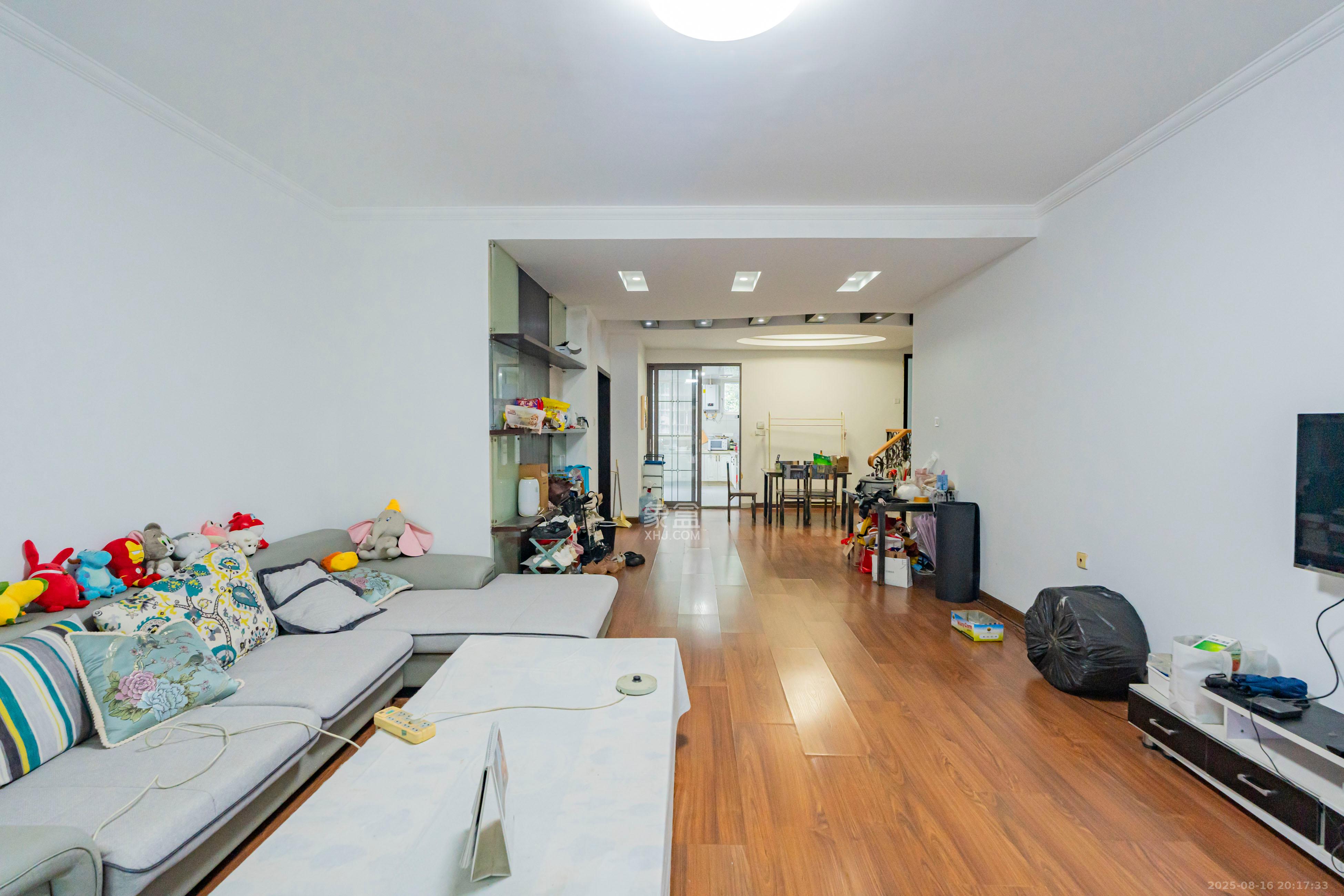 左岸春天  4室2厅2卫    130.0万 左岸春天  4室2厅2卫    130.0万客厅