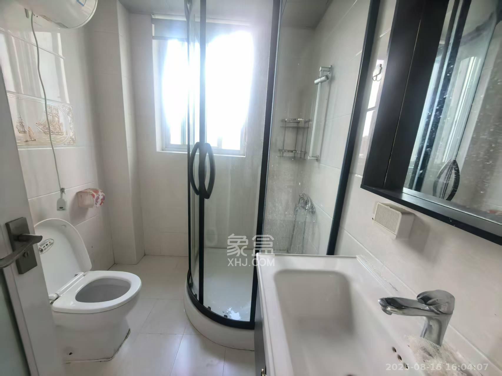 嘉盛华庭(一期、二期、三期) 3室2厅2卫 3000.0元/月 嘉盛华庭(一期、二期、三期) 3室2厅2卫 3000.0元/月室内图