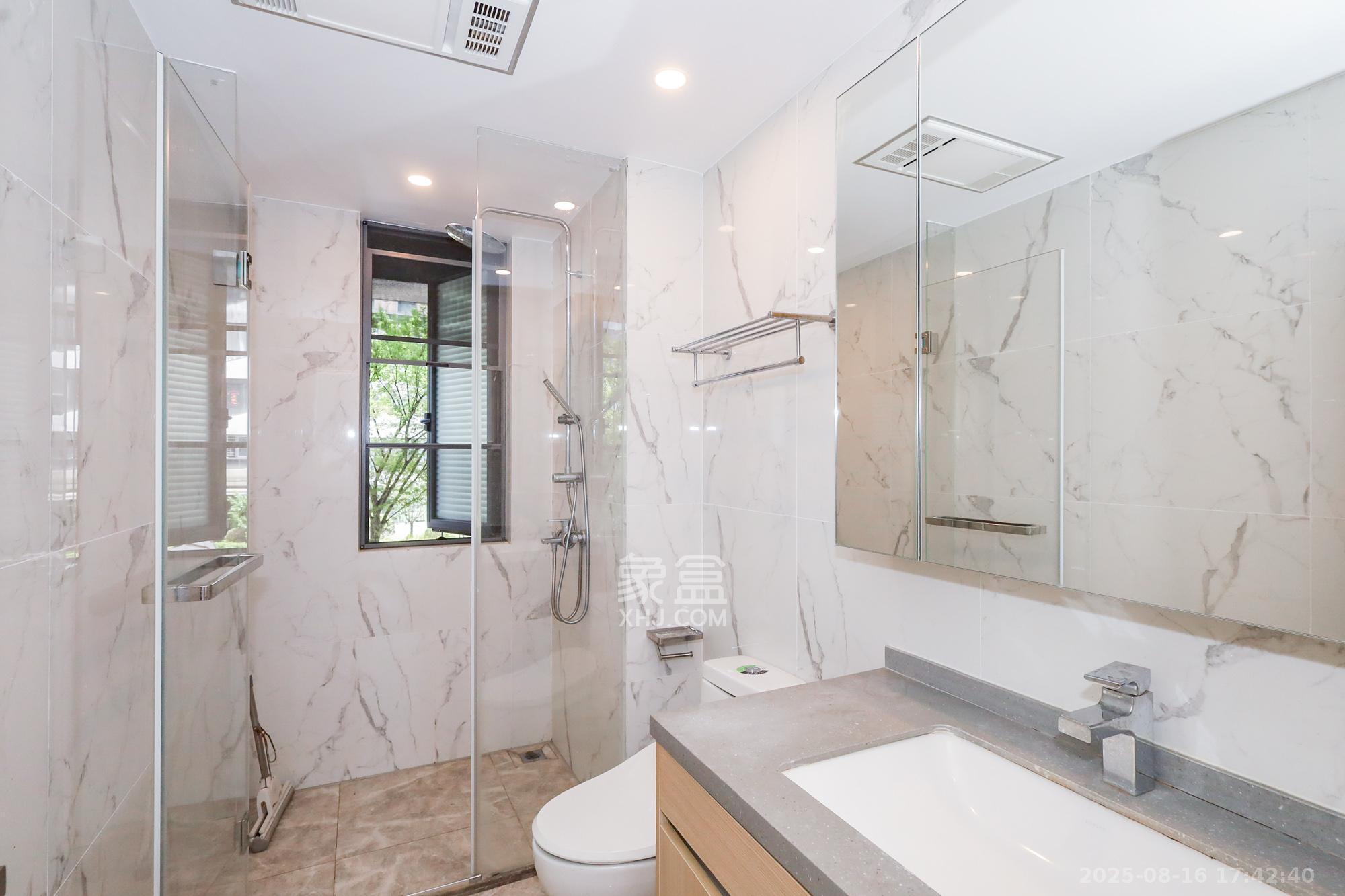 复地滨江金融中心  4室2厅2卫    228.0万卫生间