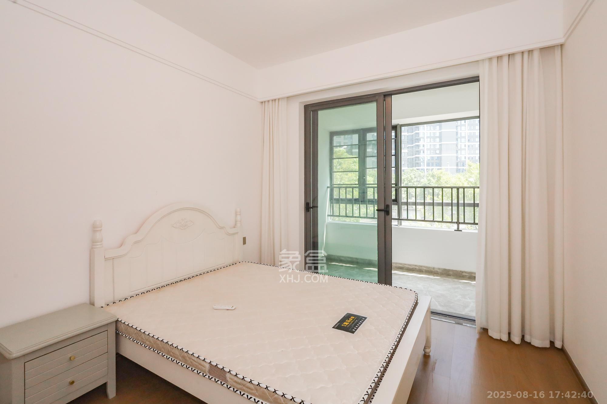 复地滨江金融中心  4室2厅2卫    228.0万卧室